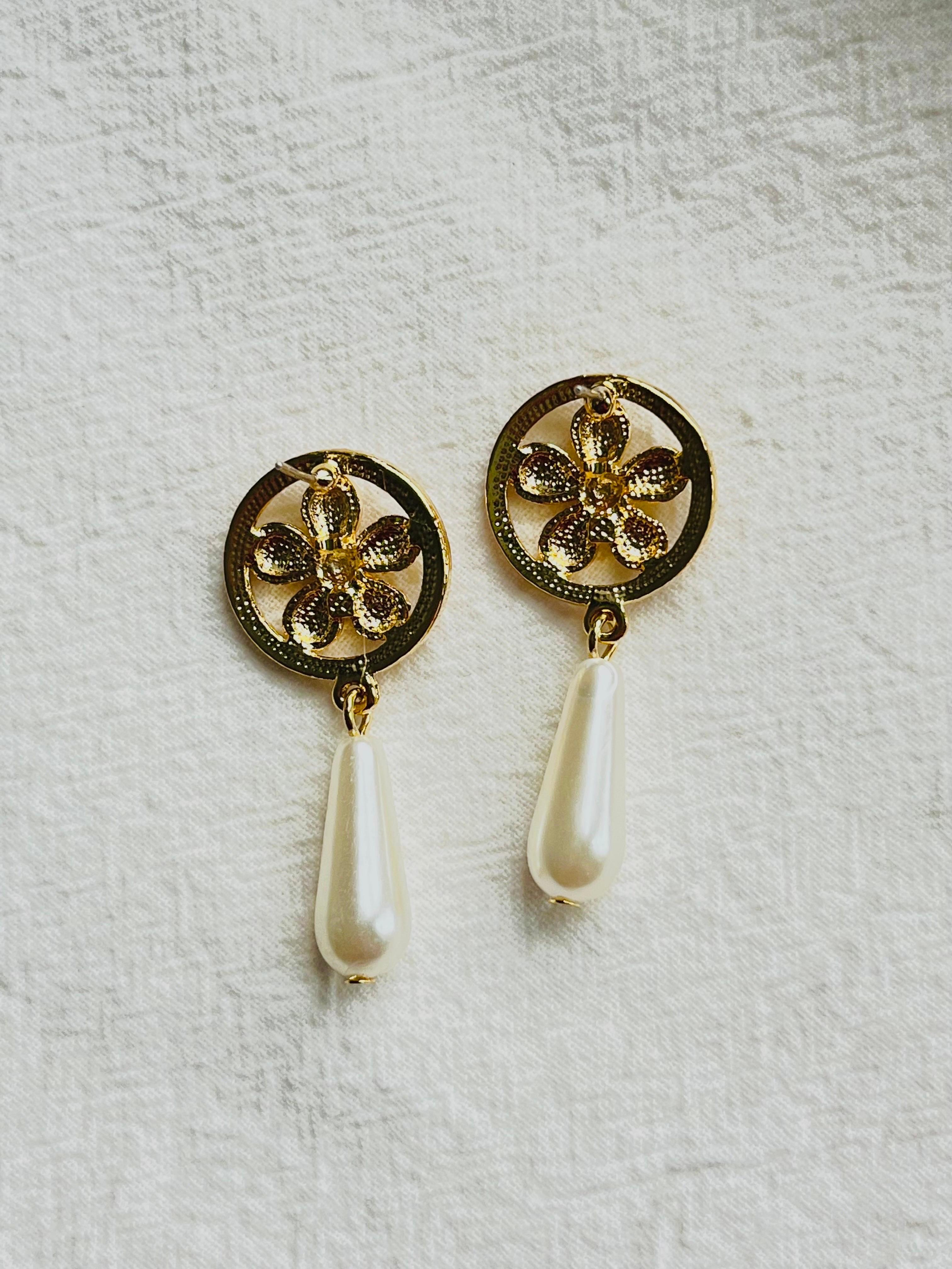 Runde durchbrochene, lange Wassertropfen-Ohrringe mit weißer Perle in Weiß, Gänseblümchenblume und Gold im Angebot 2