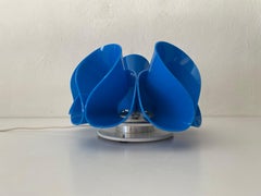 Lámpara de mesa de plexiglás azul Flower Design, años 70, Italia