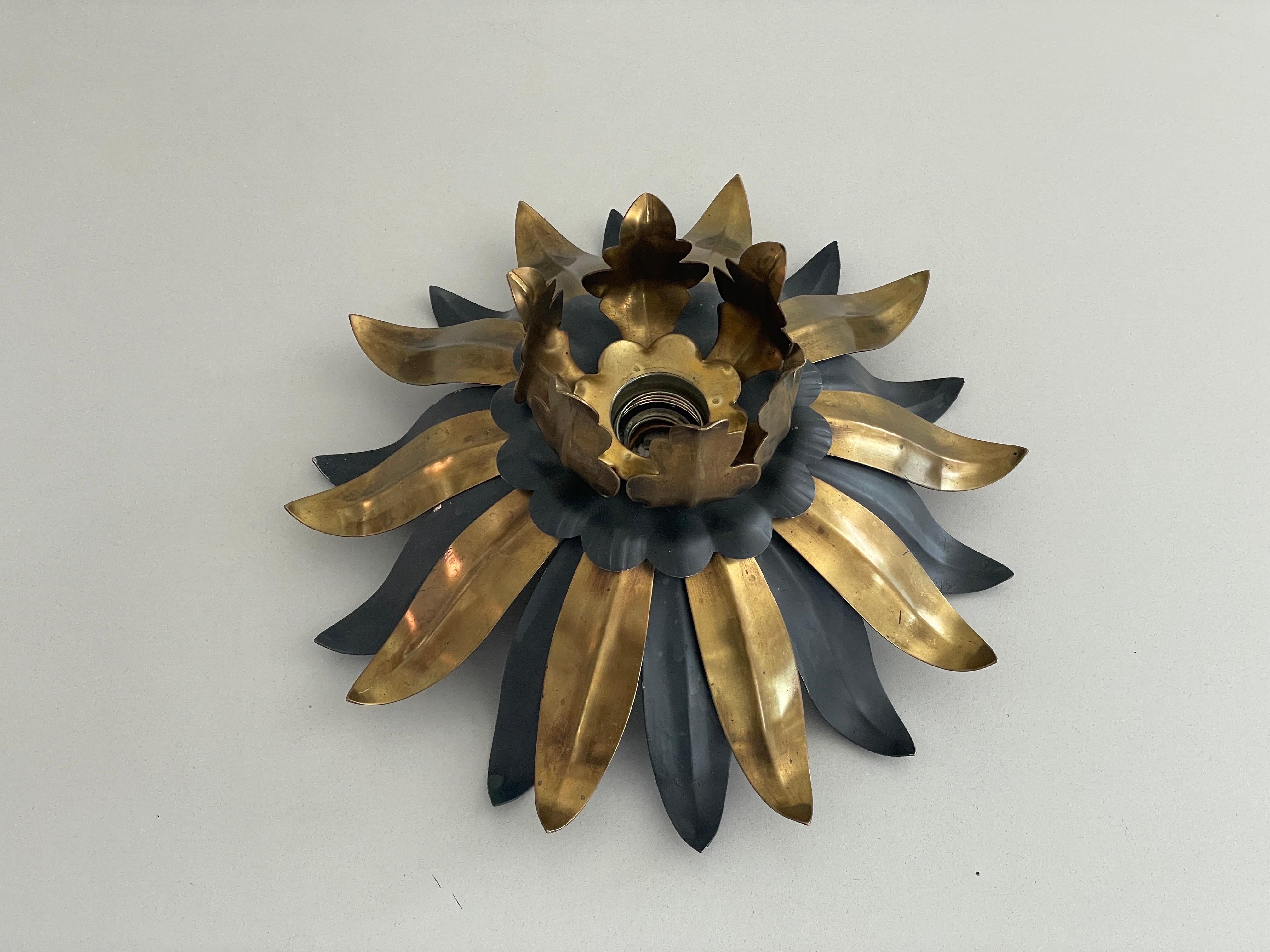Tedesco Lampada da soffitto a incasso in ottone nero Flower Design, anni '70, Germania in vendita