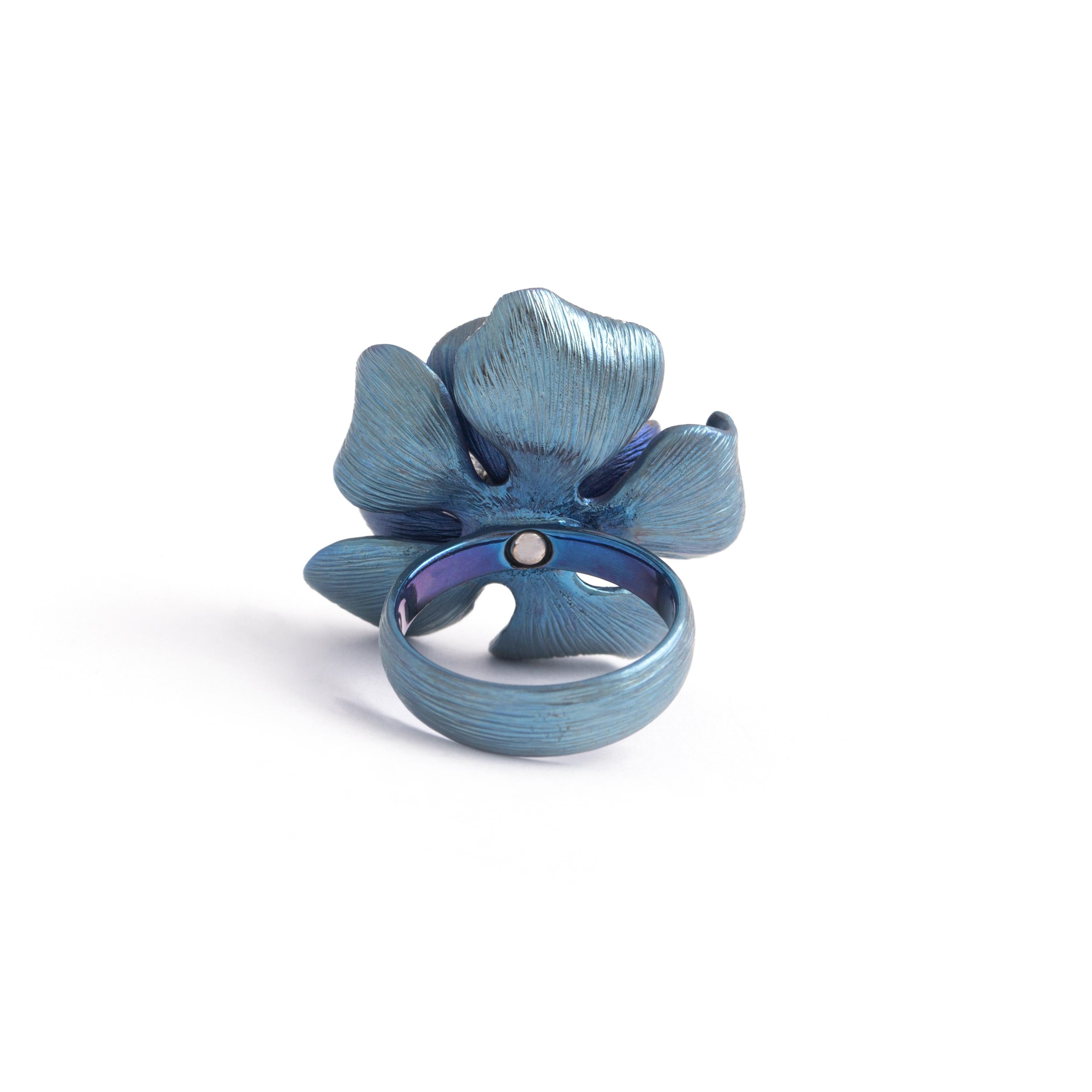 Flower Design Briolette Diamond Blue Gold 18K Ring In New Condition For Sale In Geneva, CH
