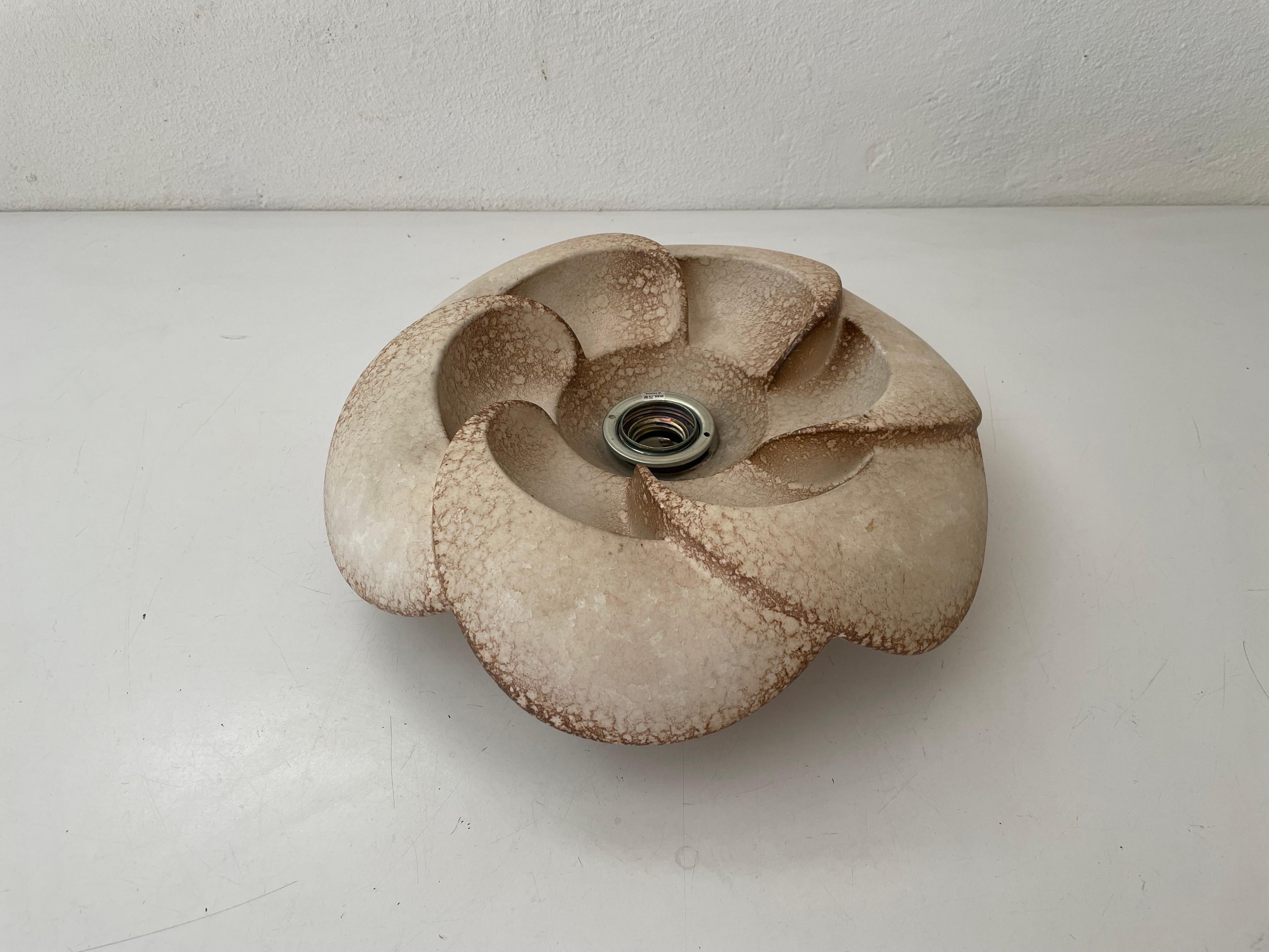 Flower Design Ceramic Flush Mount Ceiling Lamp, 1960s, Germany

Sculptural very elegant rare design flush mount. 

It is very ideal and suitable for all living areas.


Lamp is in good condition. No damage, no crack.
Wear consistent with age and