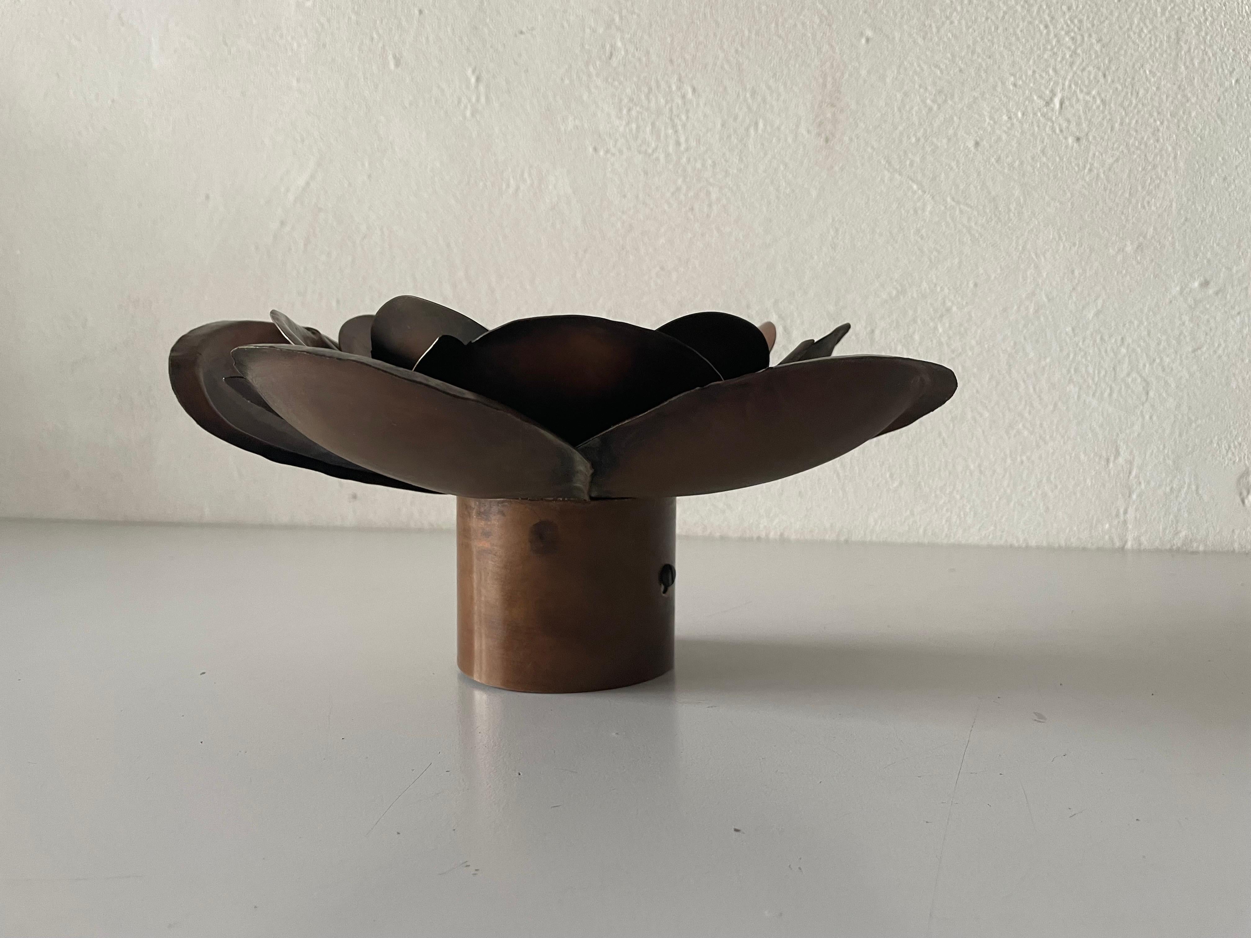 Flower design copper flush mount ceiling lamps, 1970s, Germany

Sculptural very elegant rare design flush mount. 

It is very ideal and suitable for all living areas.


Lamp is in good condition. No damage, no crack.
Wear consistent with age
