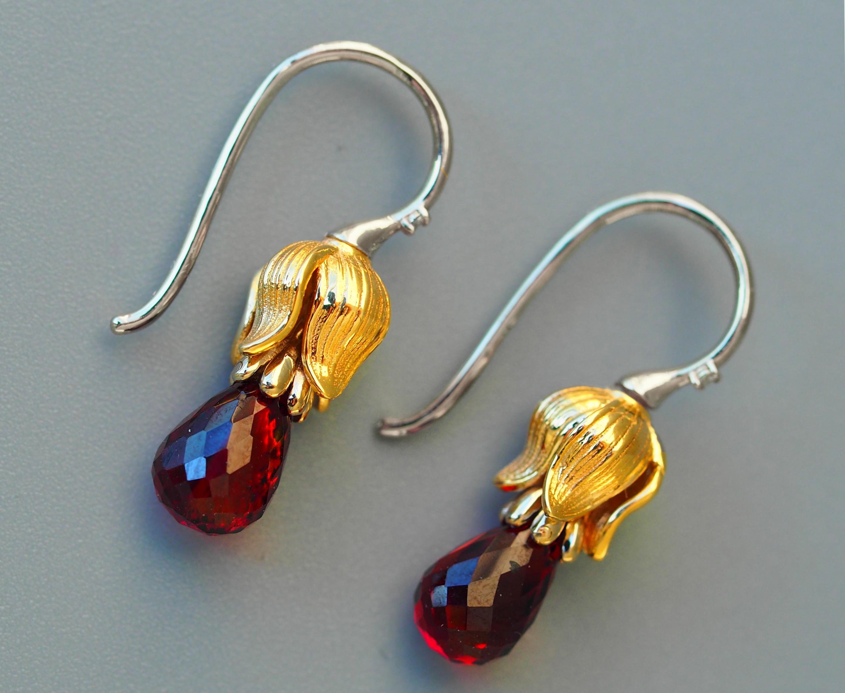 Flower Design Drop Earrings with Garnets Briolettes and Diamonds In New Condition For Sale In Istanbul, TR
