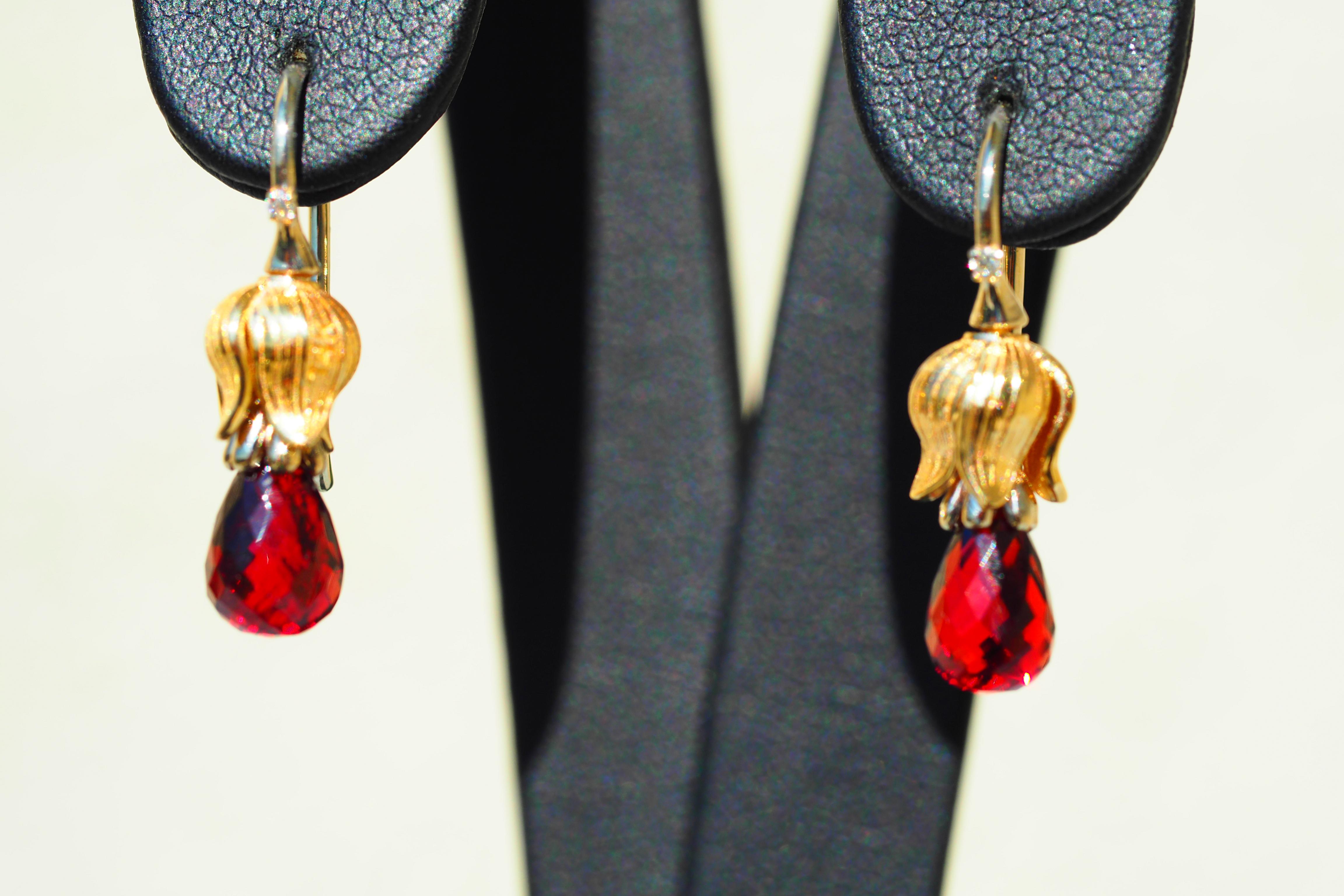 Flower Design Drop Earrings with Garnets Briolettes and Diamonds For Sale 2