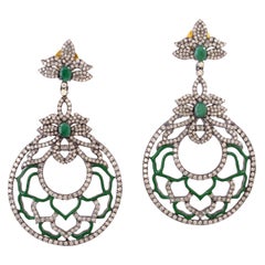 Pendants d'émeraudes en forme de fleur avec émail vert et diamants pavés