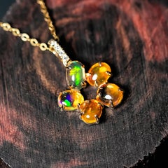 Collar con colgante de ópalo de fuego mexicano y diamantes, con diseño floral, en oro amarillo de 14k