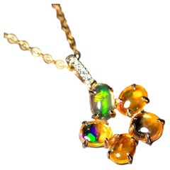 Collar con colgante de ópalo de fuego mexicano y diamantes, con diseño floral, en oro amarillo de 14k