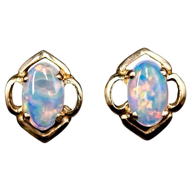 Pendientes de Ópalo Macizo Australiano con Diseño Floral en Oro Amarillo de 14k
