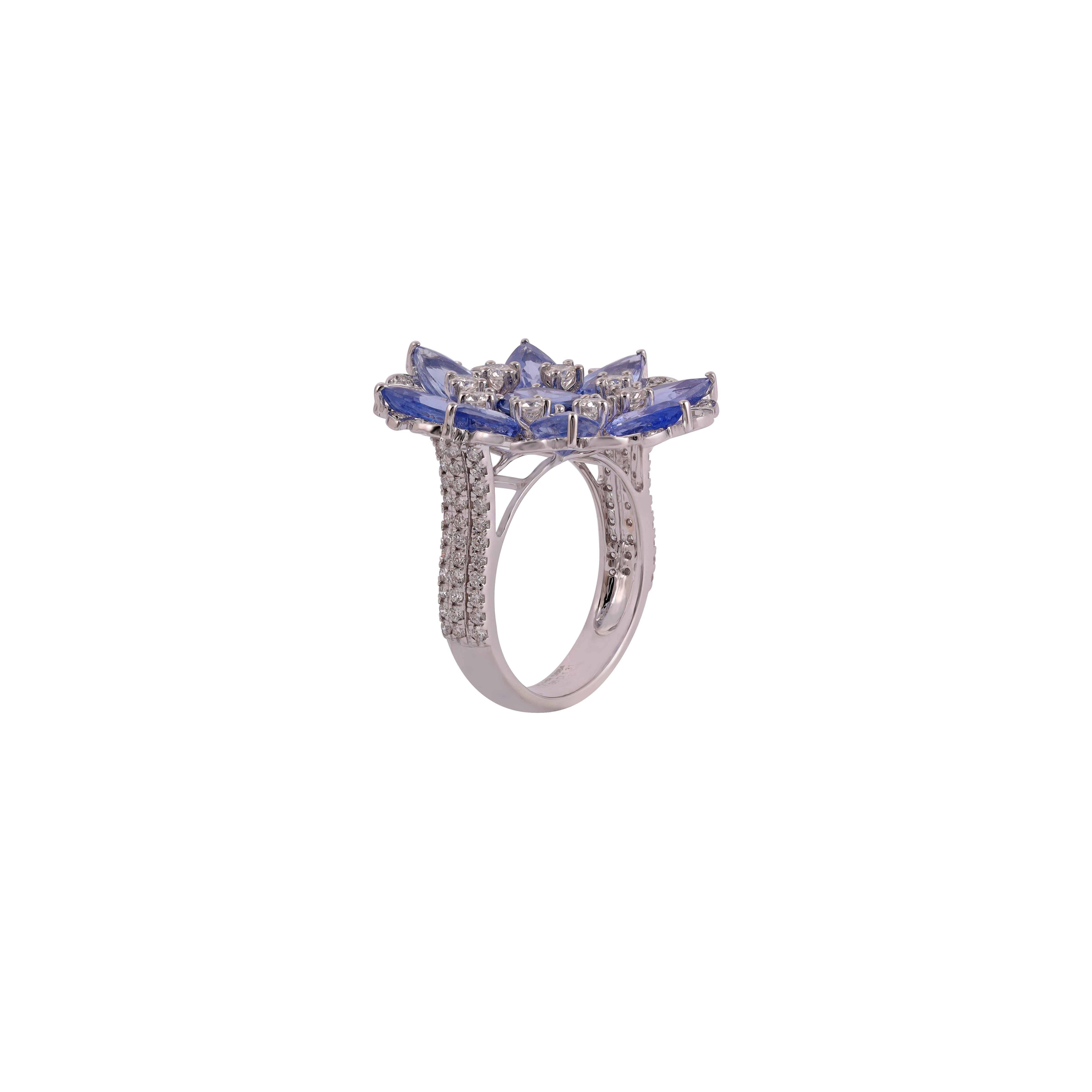 Flower Design Sapphire Ring Studded with Diamond in 18k White Gold In New Condition For Sale In Jaipur, Rajasthan