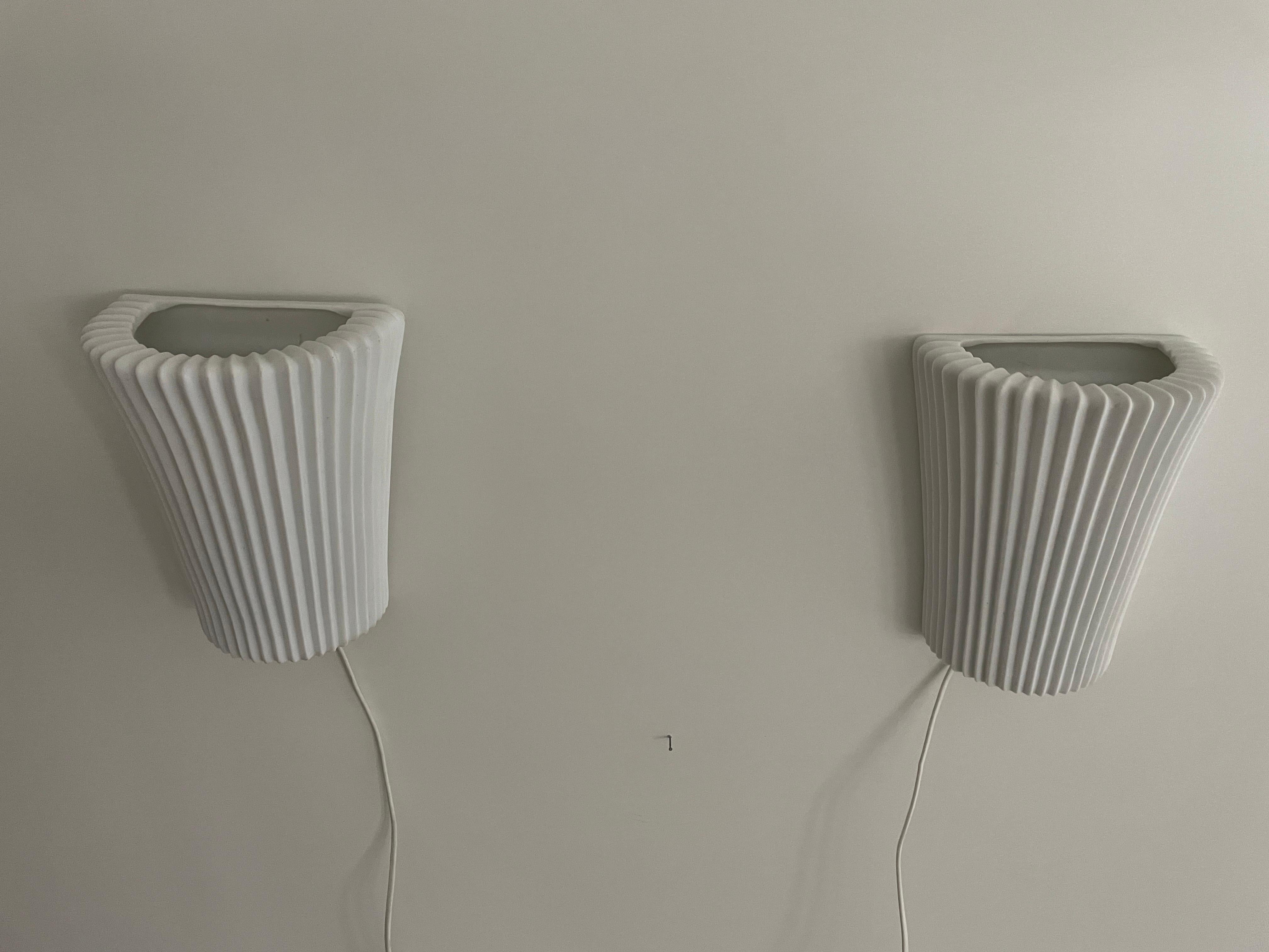 Flower Design White Ceramic Pair of Sconces, 1960s, Germany In Excellent Condition For Sale In Hagenbach, DE