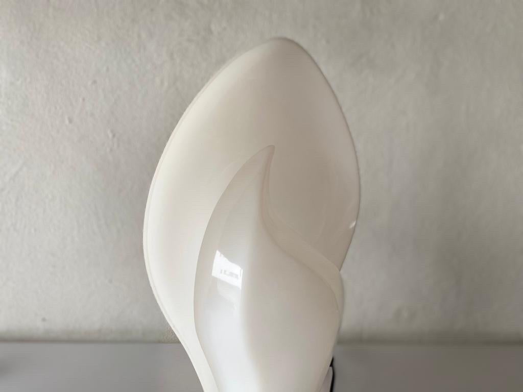 Paire de lampes de bureau en plexiglas blanc à motif de fleurs, 1970, Italie en vente 3