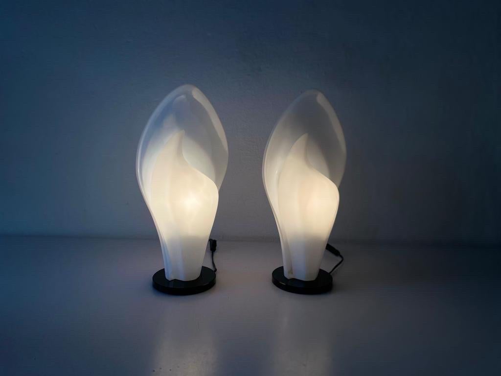 Flower Design White Plexiglass Pair of Table Lamps, 1970s, Italy For Sale 8