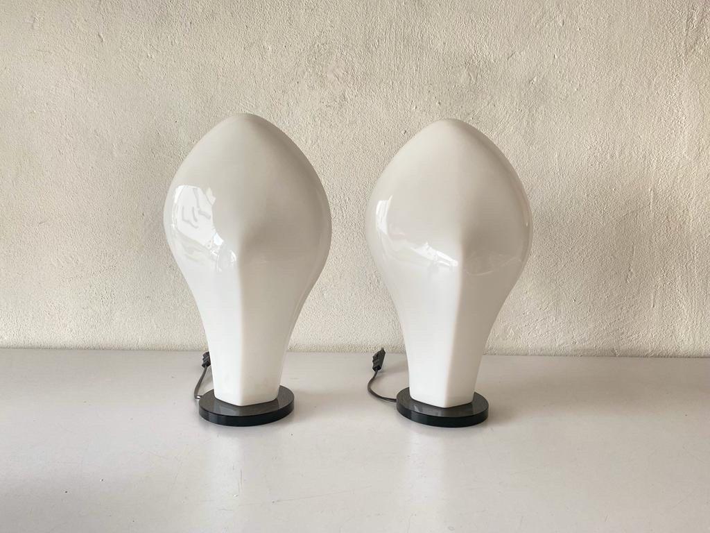 italien Paire de lampes de bureau en plexiglas blanc à motif de fleurs, 1970, Italie en vente