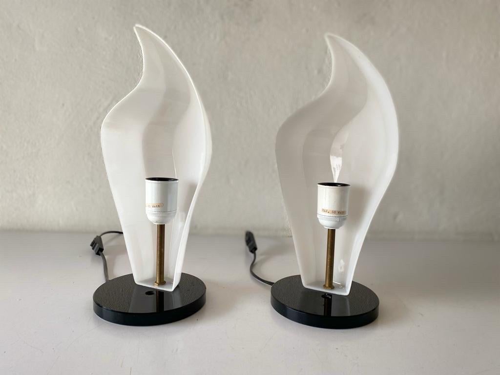 Paire de lampes de bureau en plexiglas blanc à motif de fleurs, 1970, Italie Excellent état - En vente à Hagenbach, DE