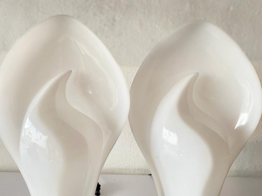 Fin du 20e siècle Paire de lampes de bureau en plexiglas blanc à motif de fleurs, 1970, Italie en vente