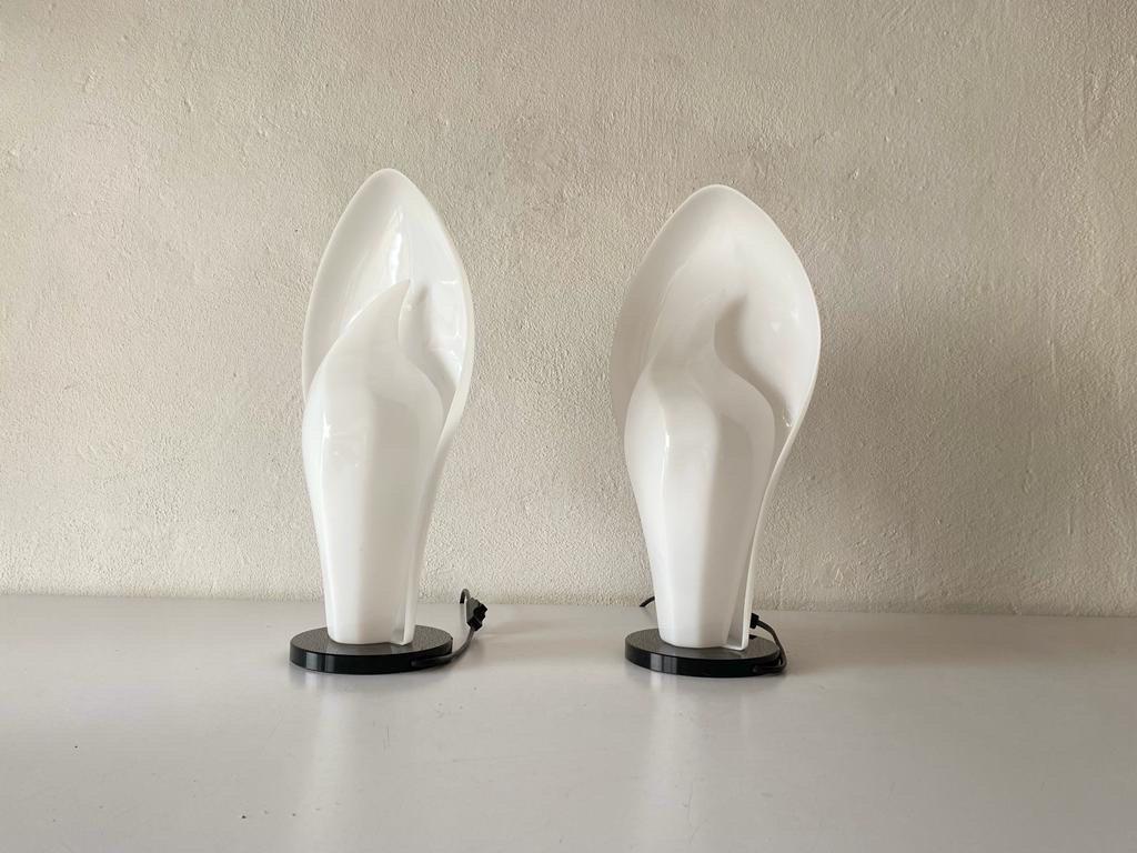 Flower Design White Plexiglass Pair of Table Lamps, 1970s, Italy For Sale 1