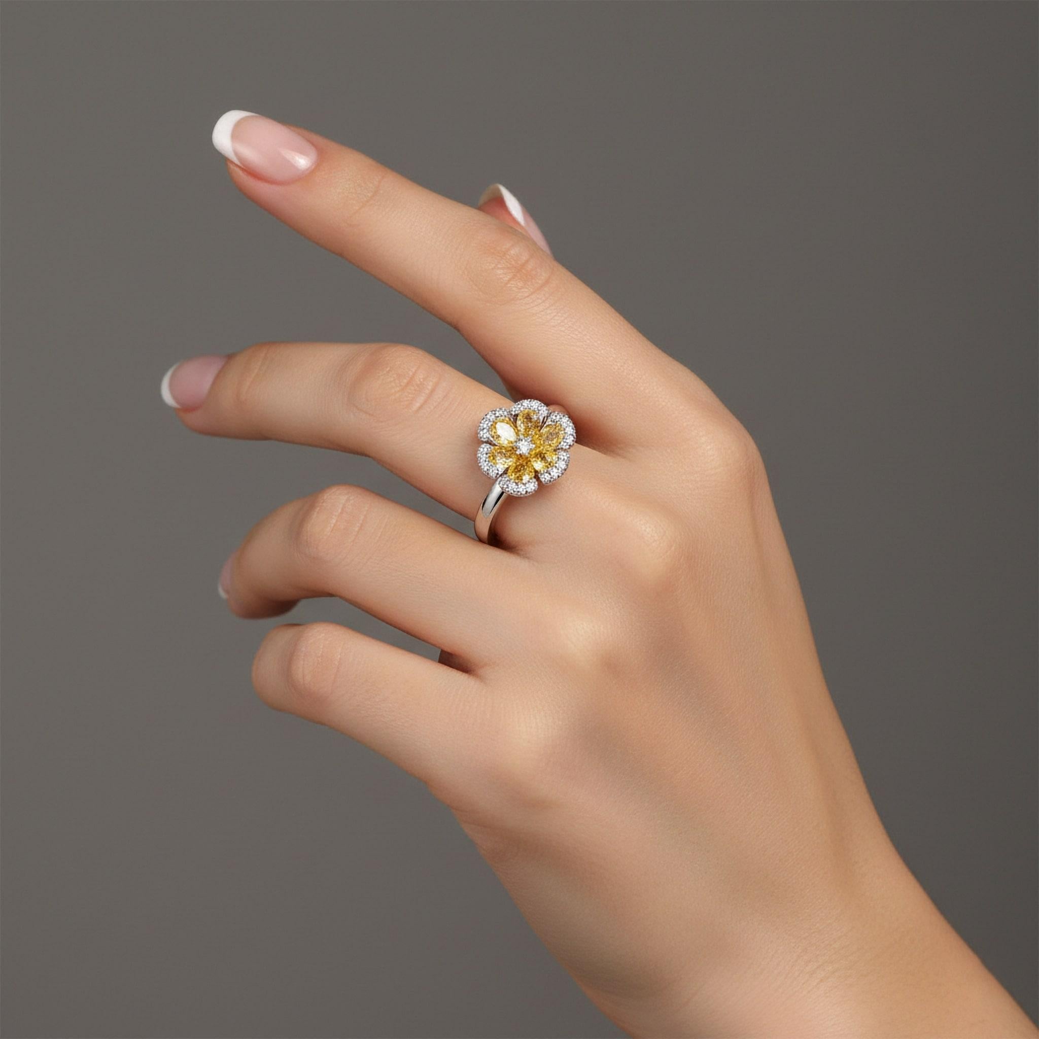 En vente :  Bague de chevalière en or blanc 18K avec fleur et diamant 2