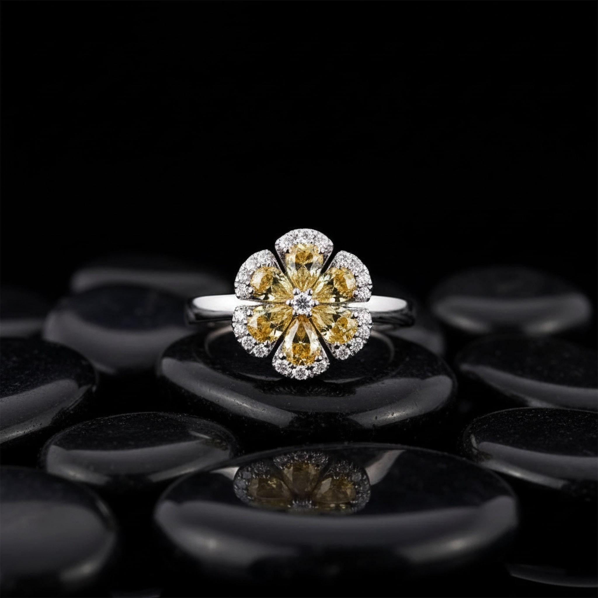 En vente :  Bague de chevalière en or blanc 18K avec fleur et diamant 4