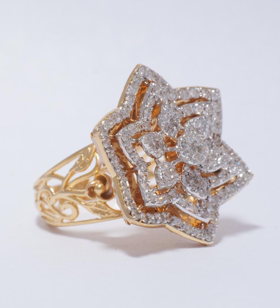 Cocktailring mit Blumenblumen-Diamant aus 14K massivem Gold (zertifiziert) im Zustand „Neu“ im Angebot in New Delhi, DL