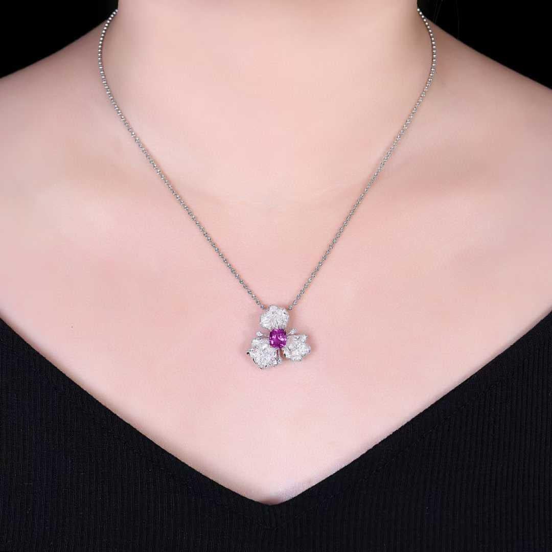 En vente :  Bague cocktail en or blanc 18 carats avec diamant en forme de fleur 3