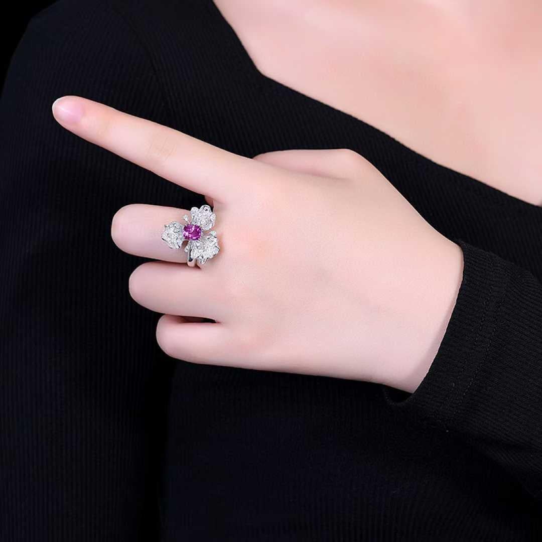 En vente :  Bague cocktail en or blanc 18 carats avec diamant en forme de fleur 6