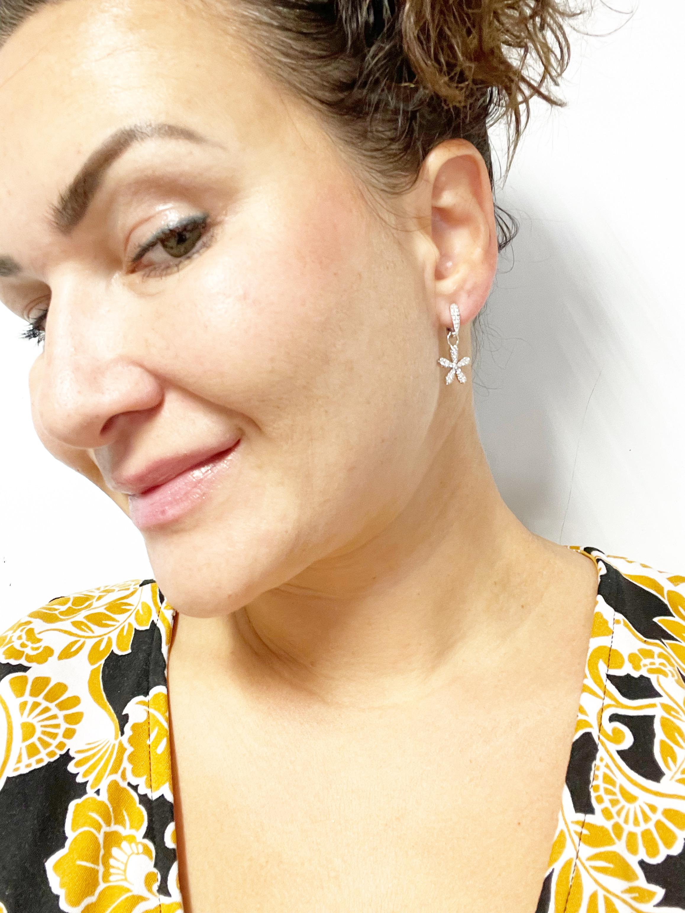 Moderne Boucles d'oreilles à fleurs en or blanc 18 carats avec motif unique à deux voies en vente