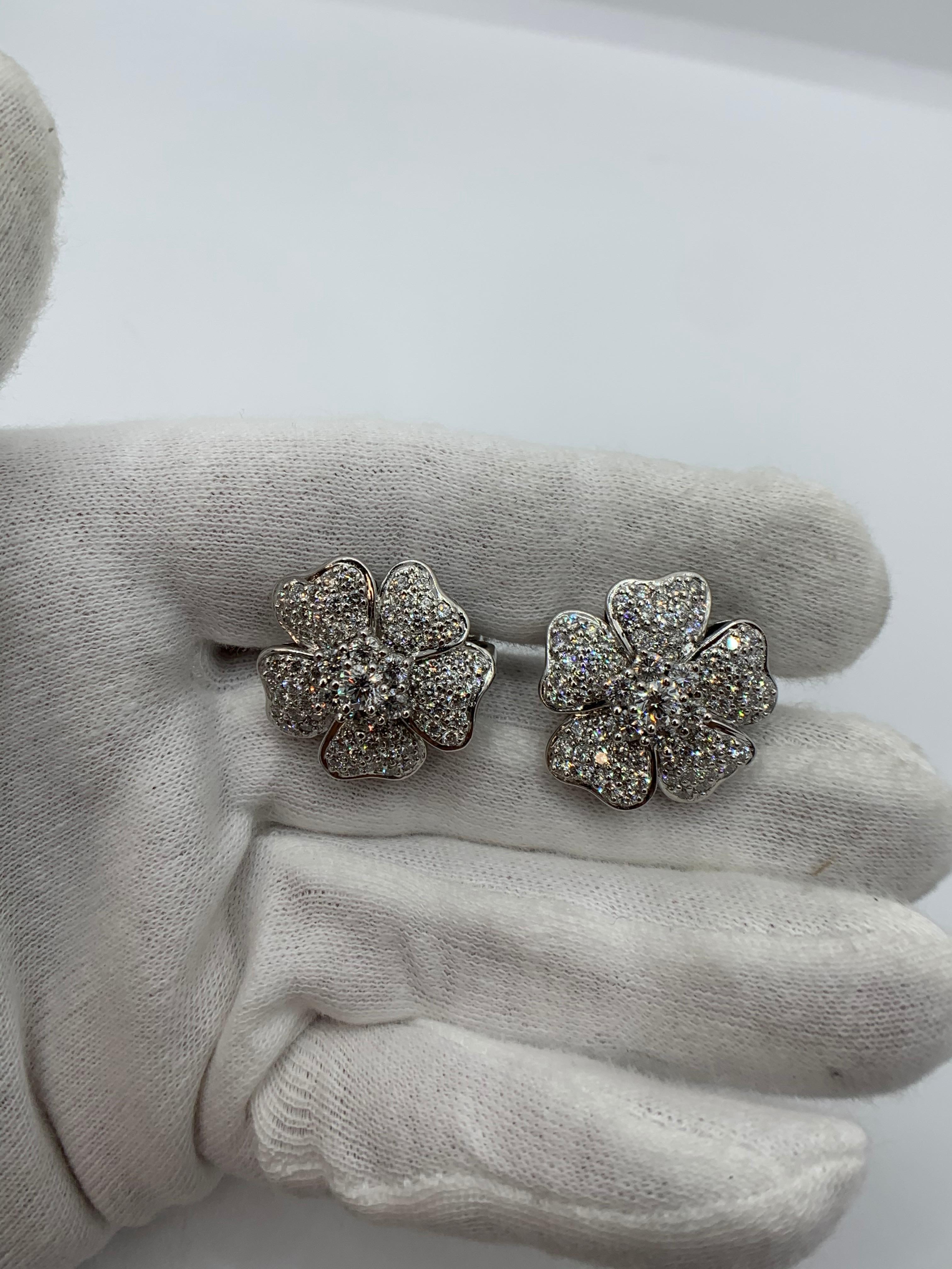 Blumen-Diamant-Ohrringe aus 18 Karat Weißgold.
6,50 Karat.