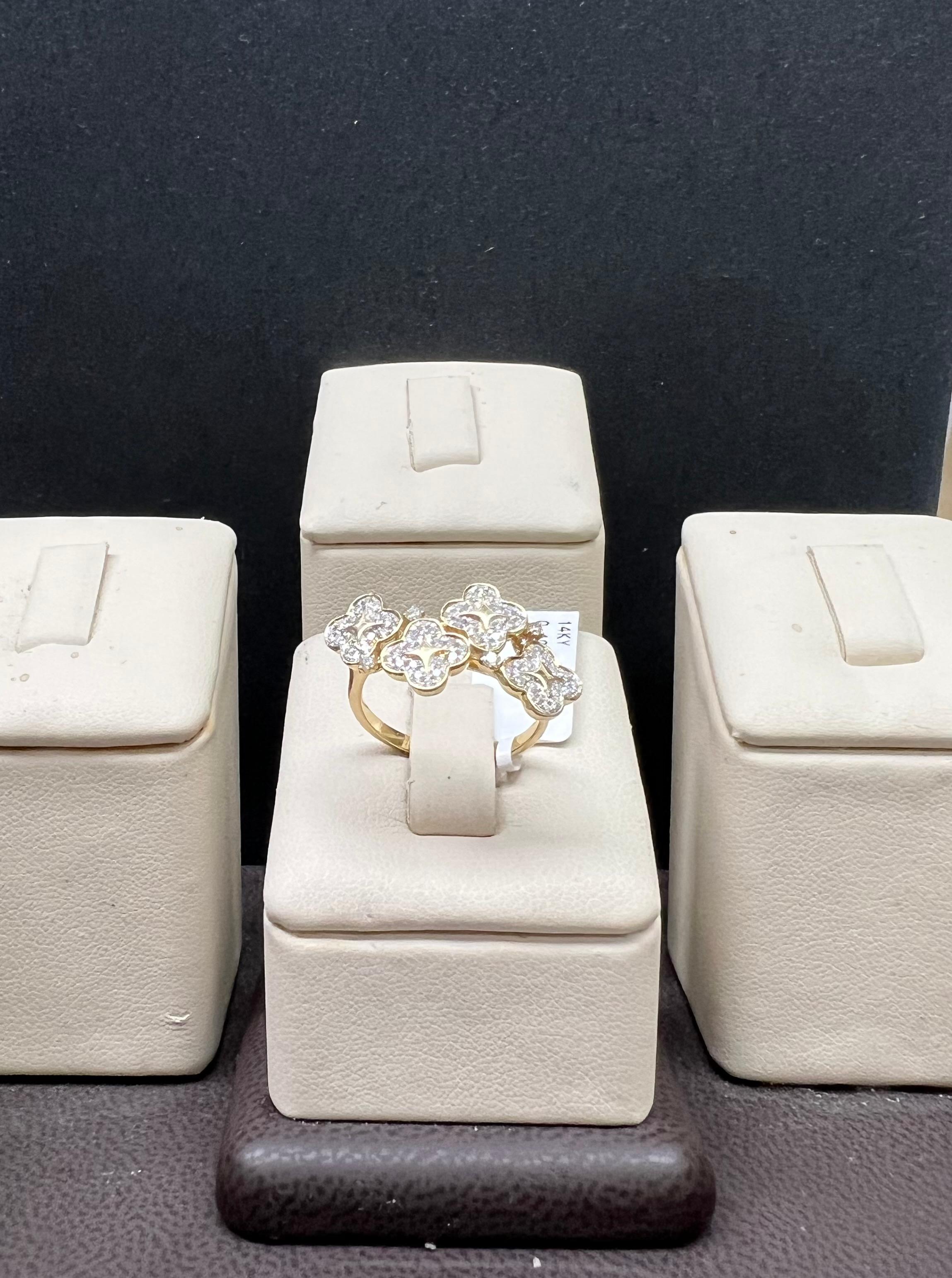 Taille ronde Bague fleur en or jaune 14 carats et diamants en vente