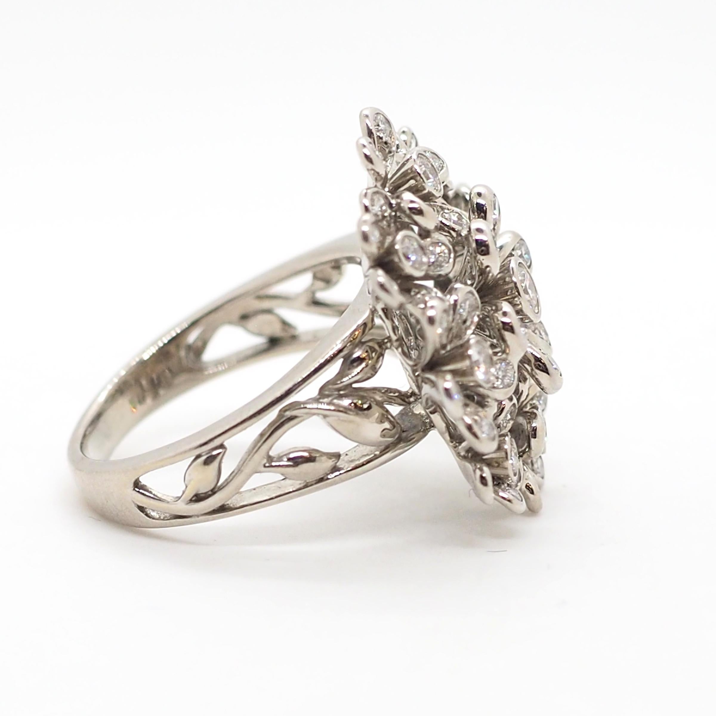 Blumen-Diamant-Ring aus 18 Karat Weißgold (Moderne) im Angebot