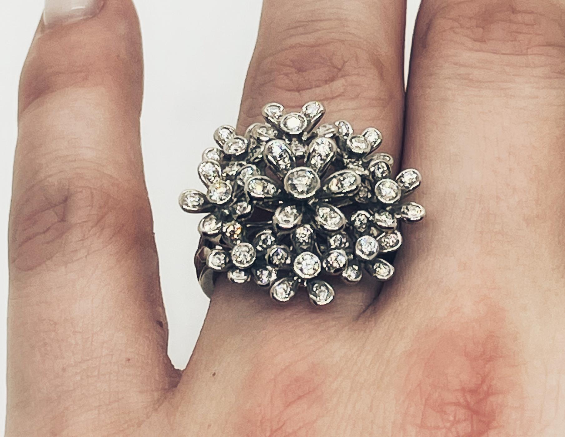 Flower Diamond Ring 18 Karat White Gold In New Condition For Sale In Geneva, CH