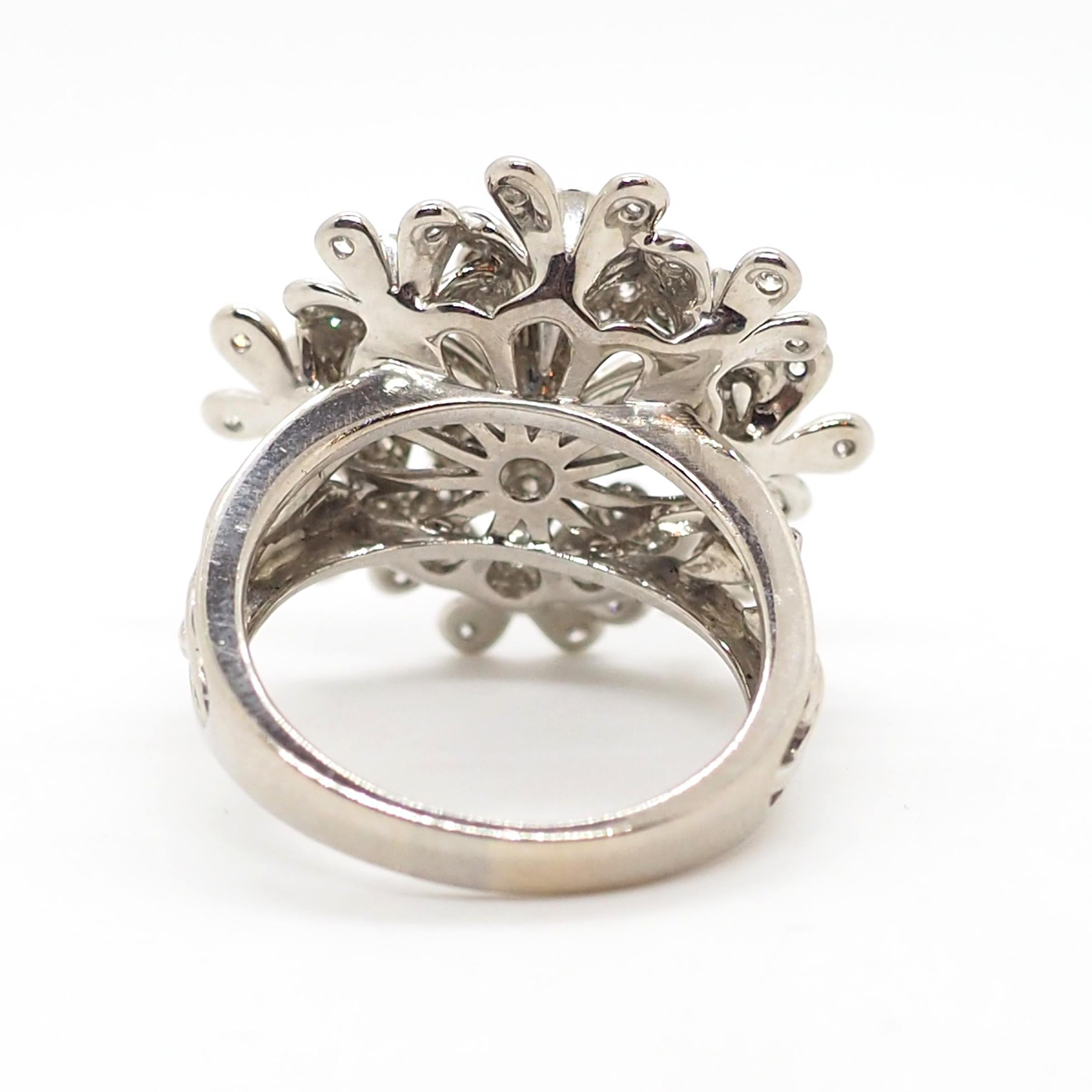 Blumen-Diamant-Ring aus 18 Karat Weißgold (Brillantschliff) im Angebot