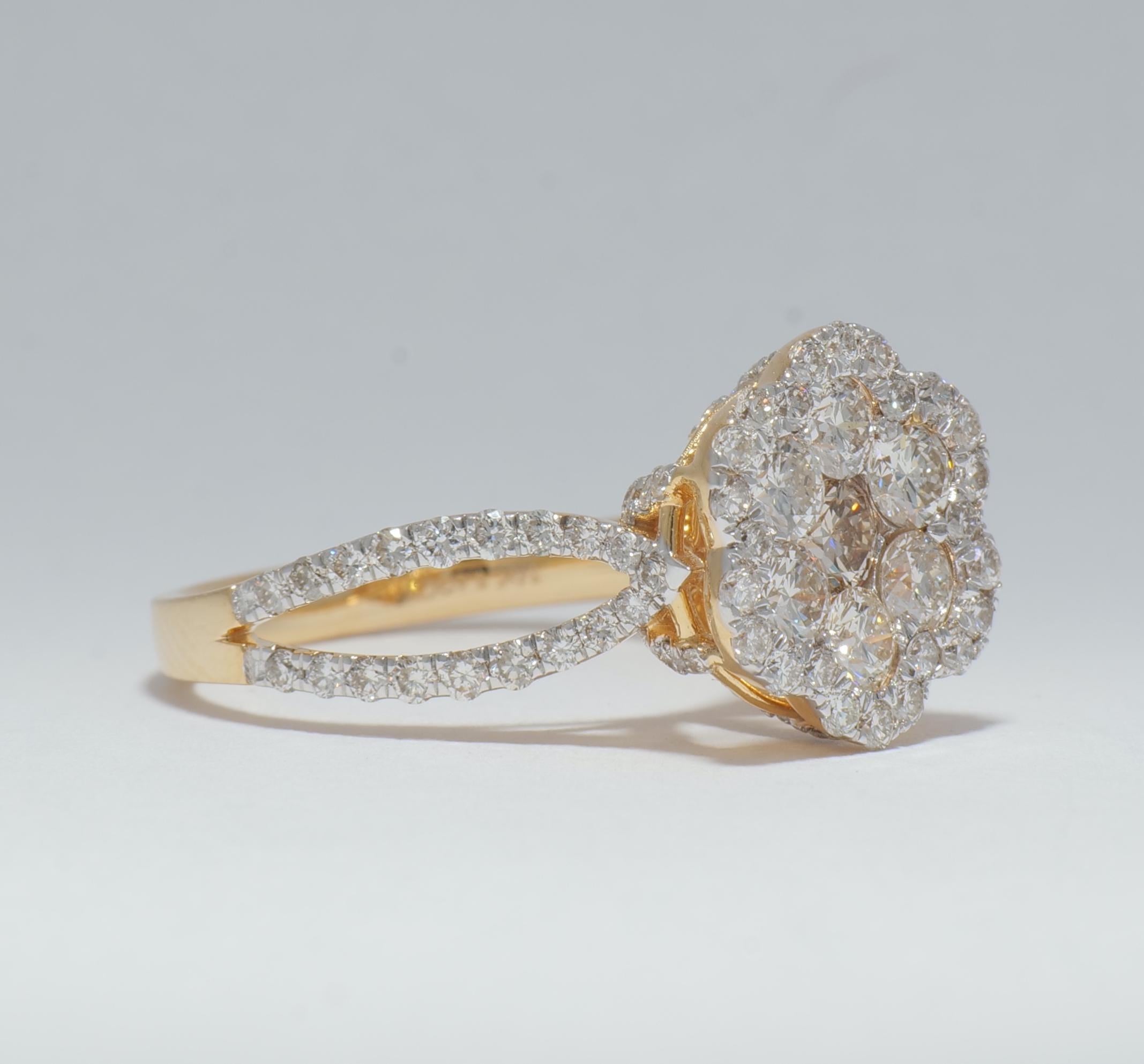 Taglio rotondo Anello con diamante a fiore e incastonatura a illusione in oro massiccio 14K (certificato) in vendita