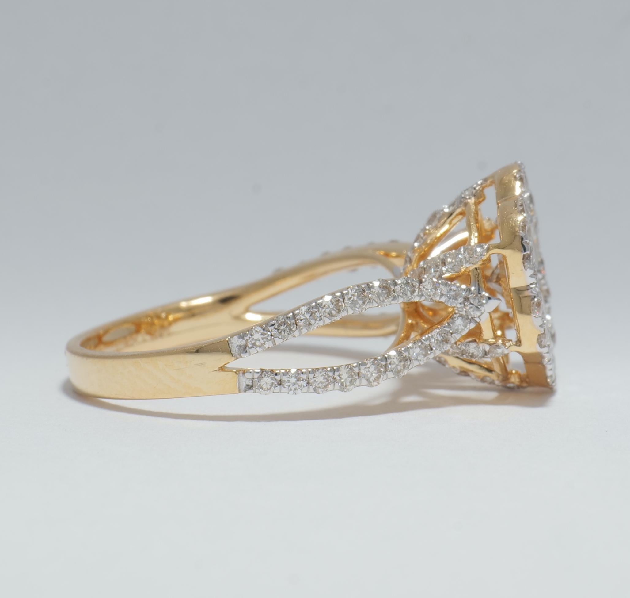 Anello con diamante a fiore e incastonatura a illusione in oro massiccio 14K (certificato) In condizioni Nuovo in vendita a New Delhi, DL