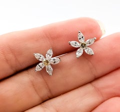 Boucles d'oreilles en or blanc 18k avec fleurs et diamants