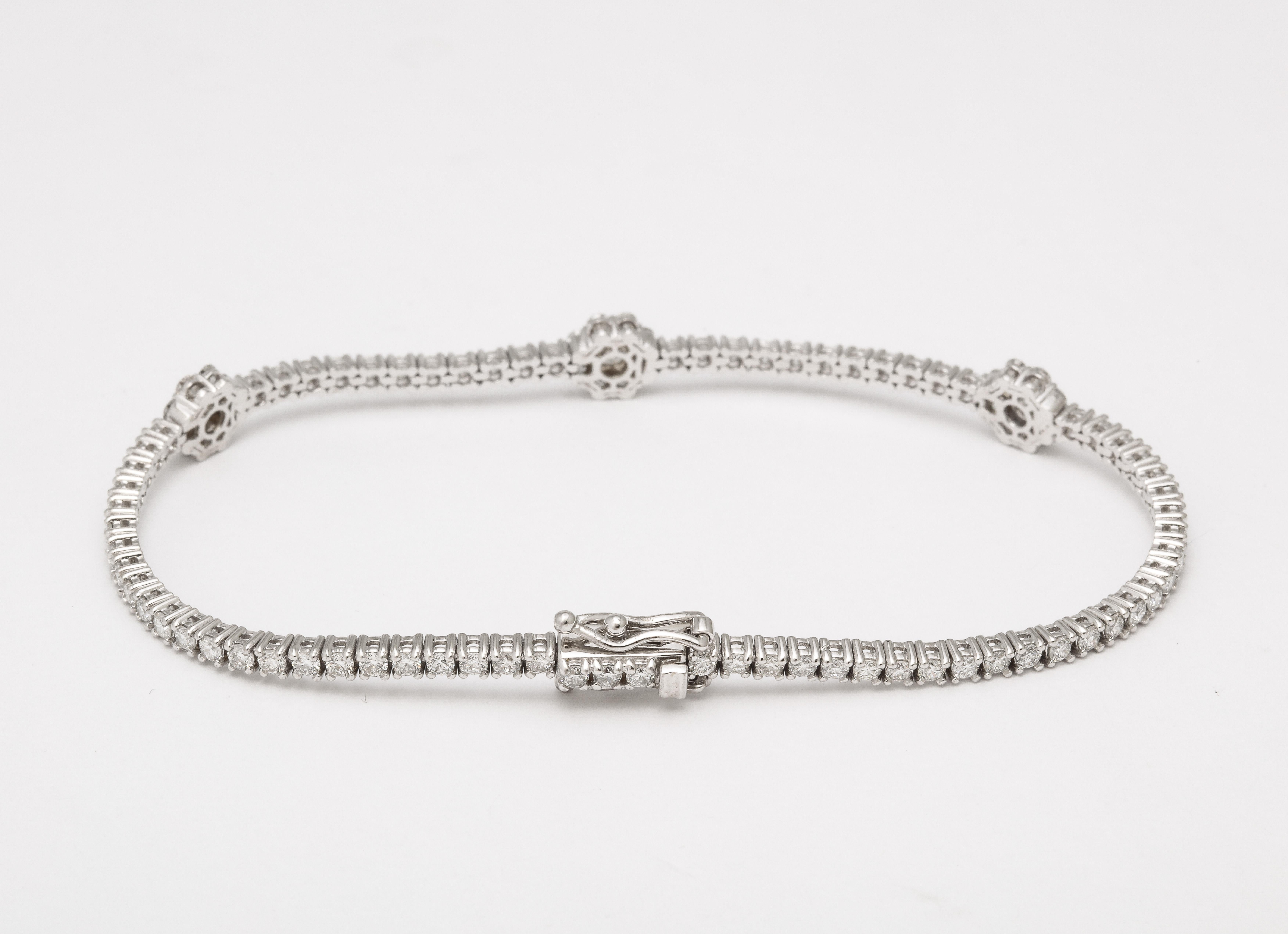 Bracelet tennis fleur en diamants en vente 5