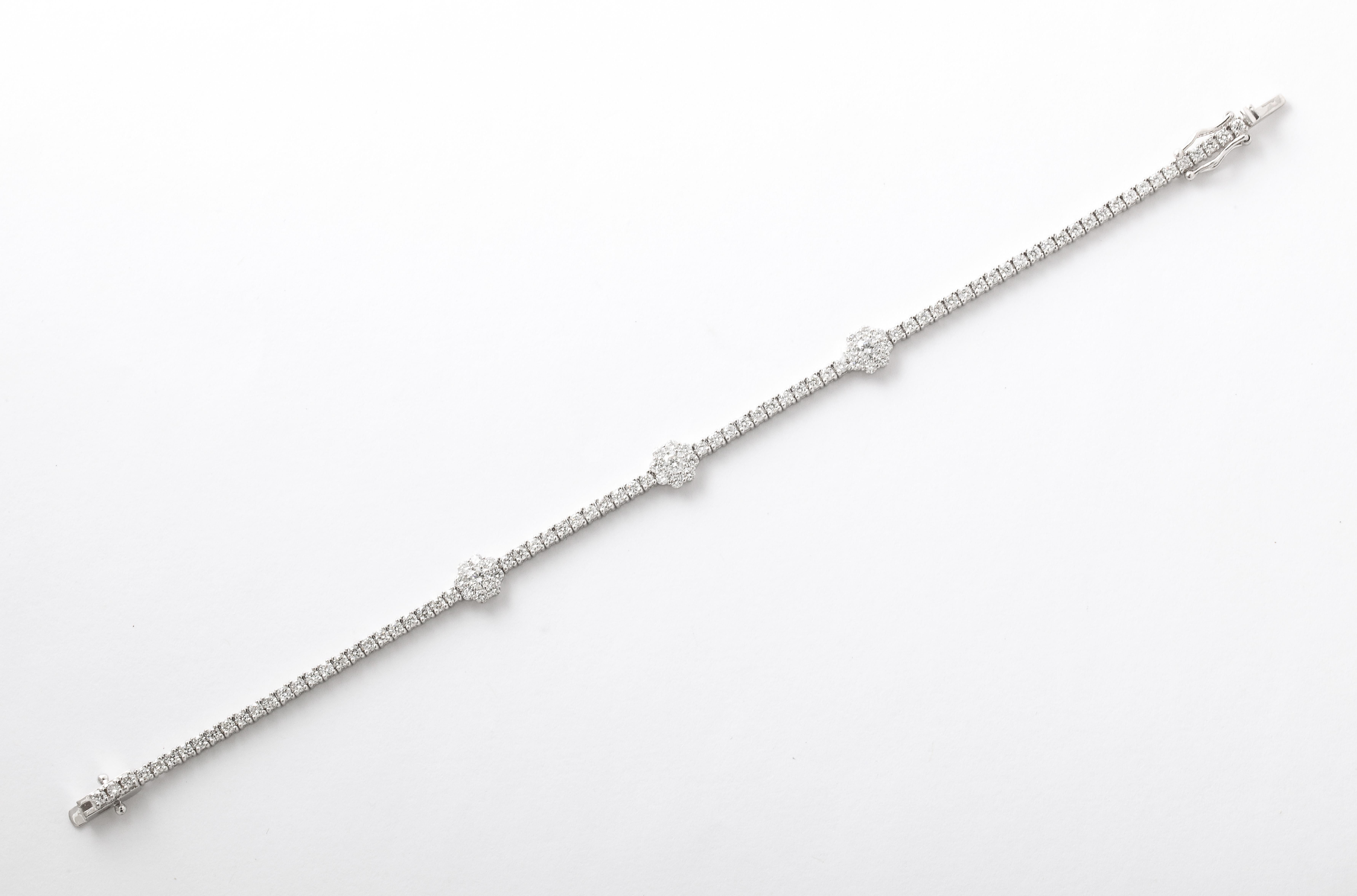 
Ein WUNDERBARES Geschenk! 

3,68 Karat runde weiße Diamanten im Brillantschliff, gefasst in 14 Karat Weißgold. 

7 Zoll Länge. 

Wir haben eine passende Halskette in unserem 1stDibs-Shop. 