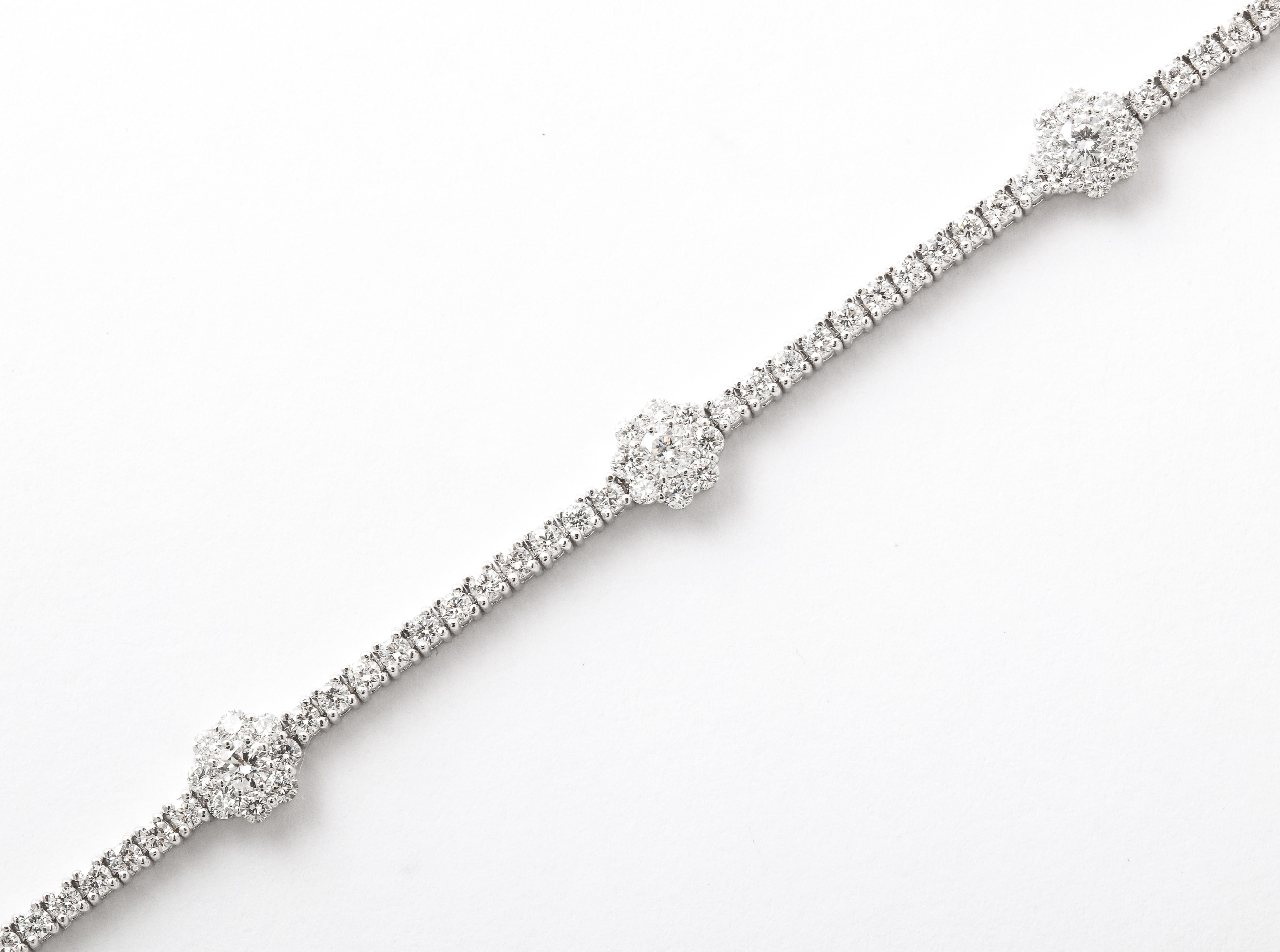 Taille ronde Bracelet tennis fleur en diamants en vente