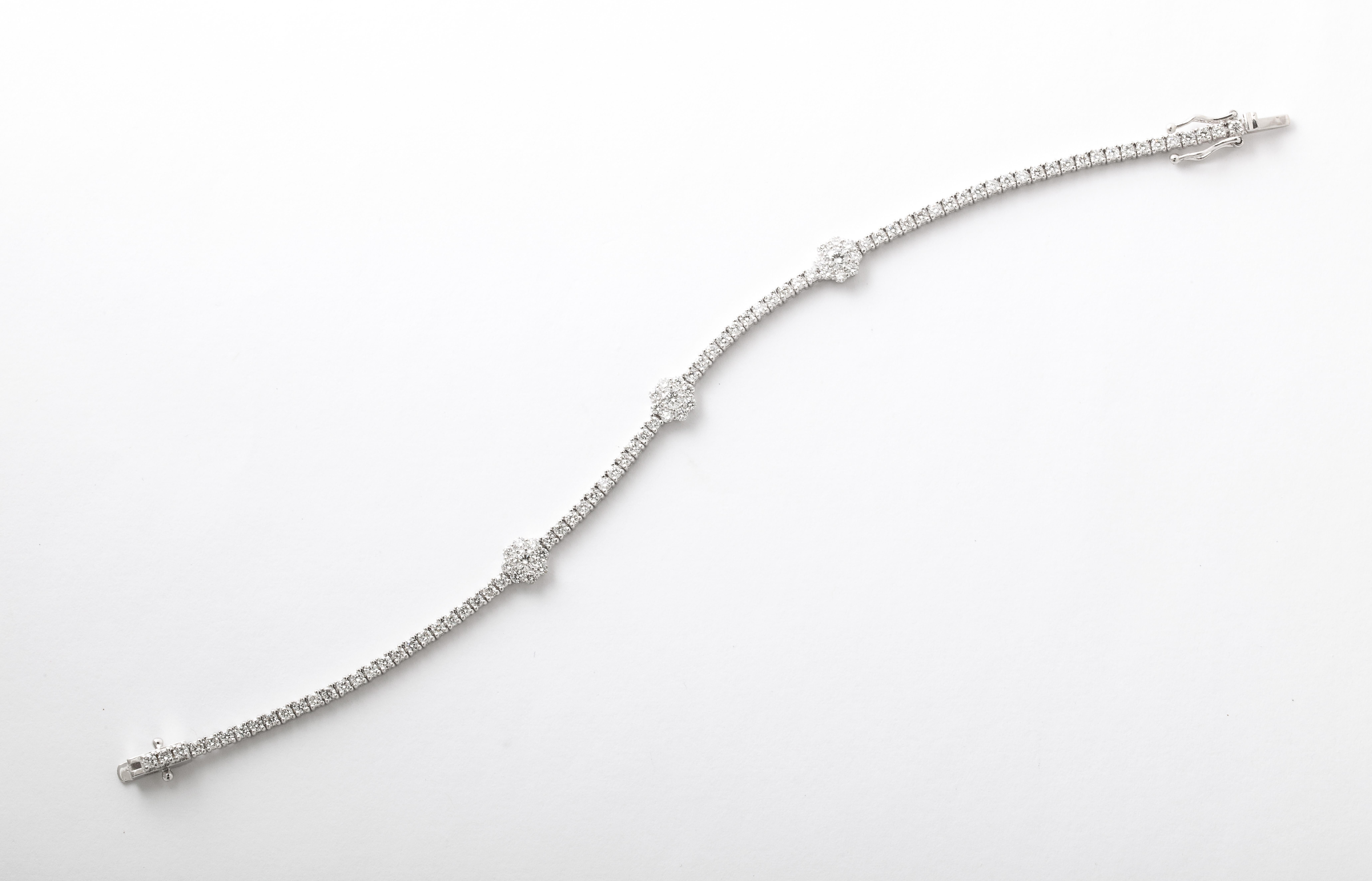 Bracelet tennis fleur en diamants Neuf - En vente à New York, NY