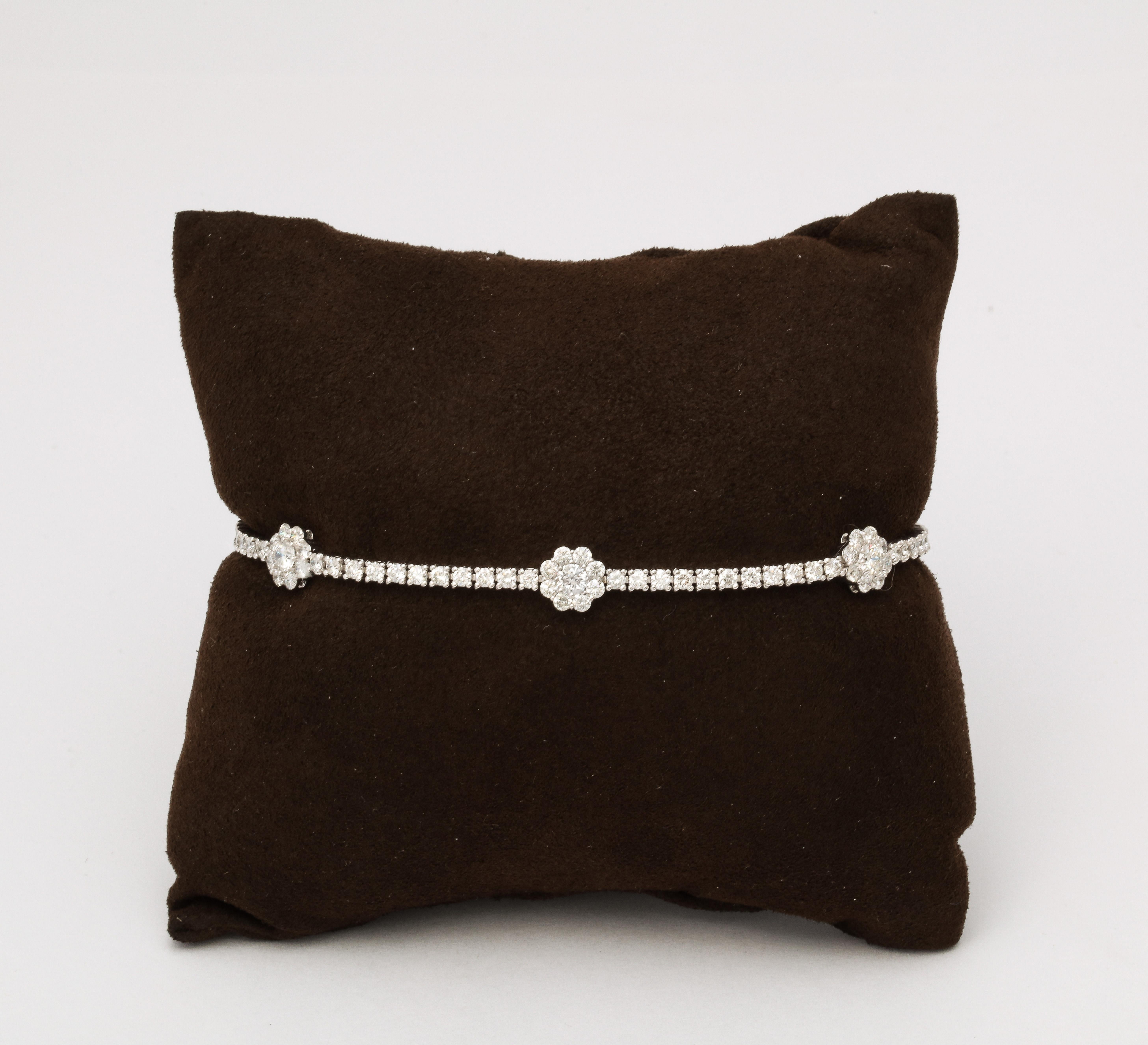 Bracelet tennis fleur en diamants en vente 1