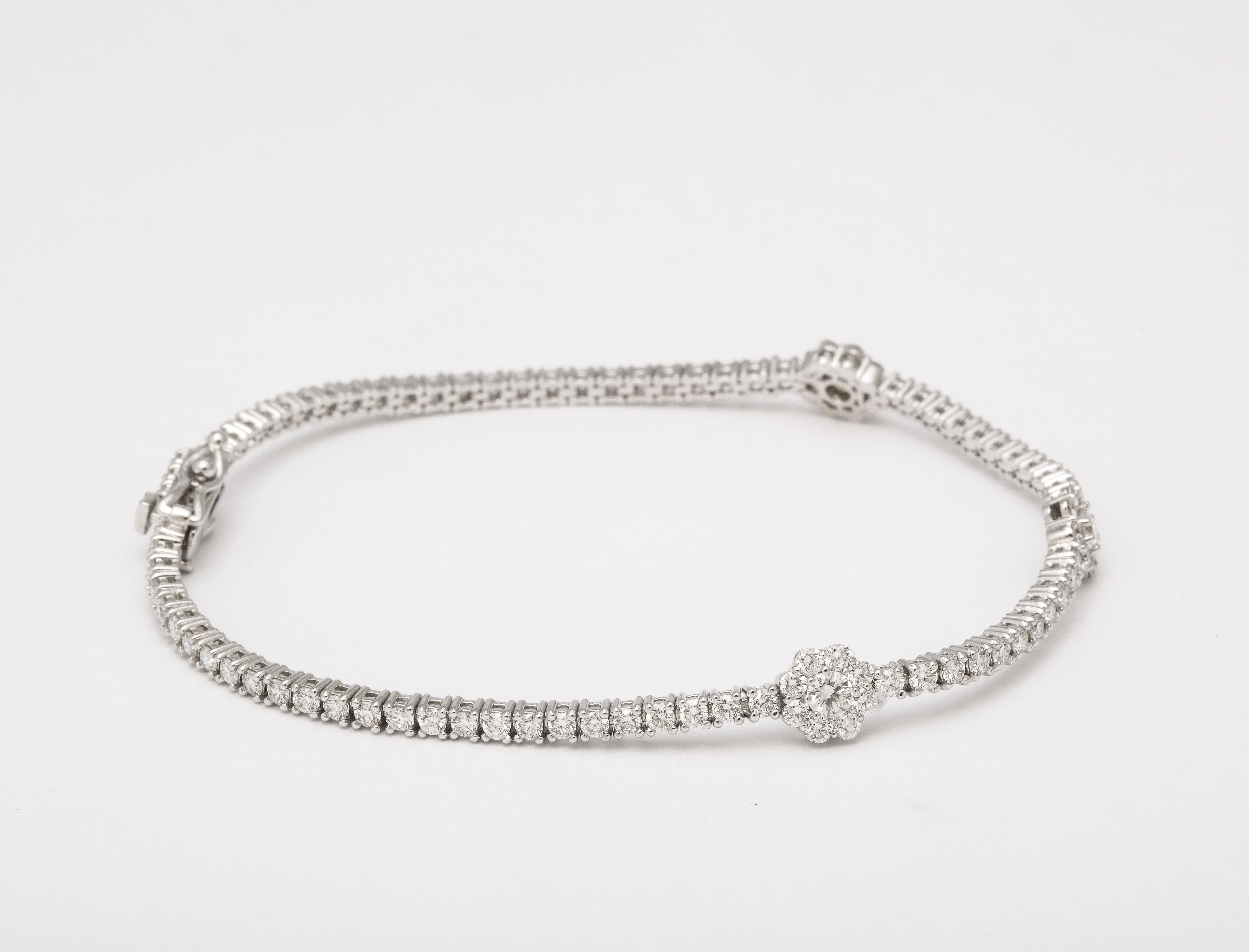 Bracelet tennis fleur en diamants en vente 4
