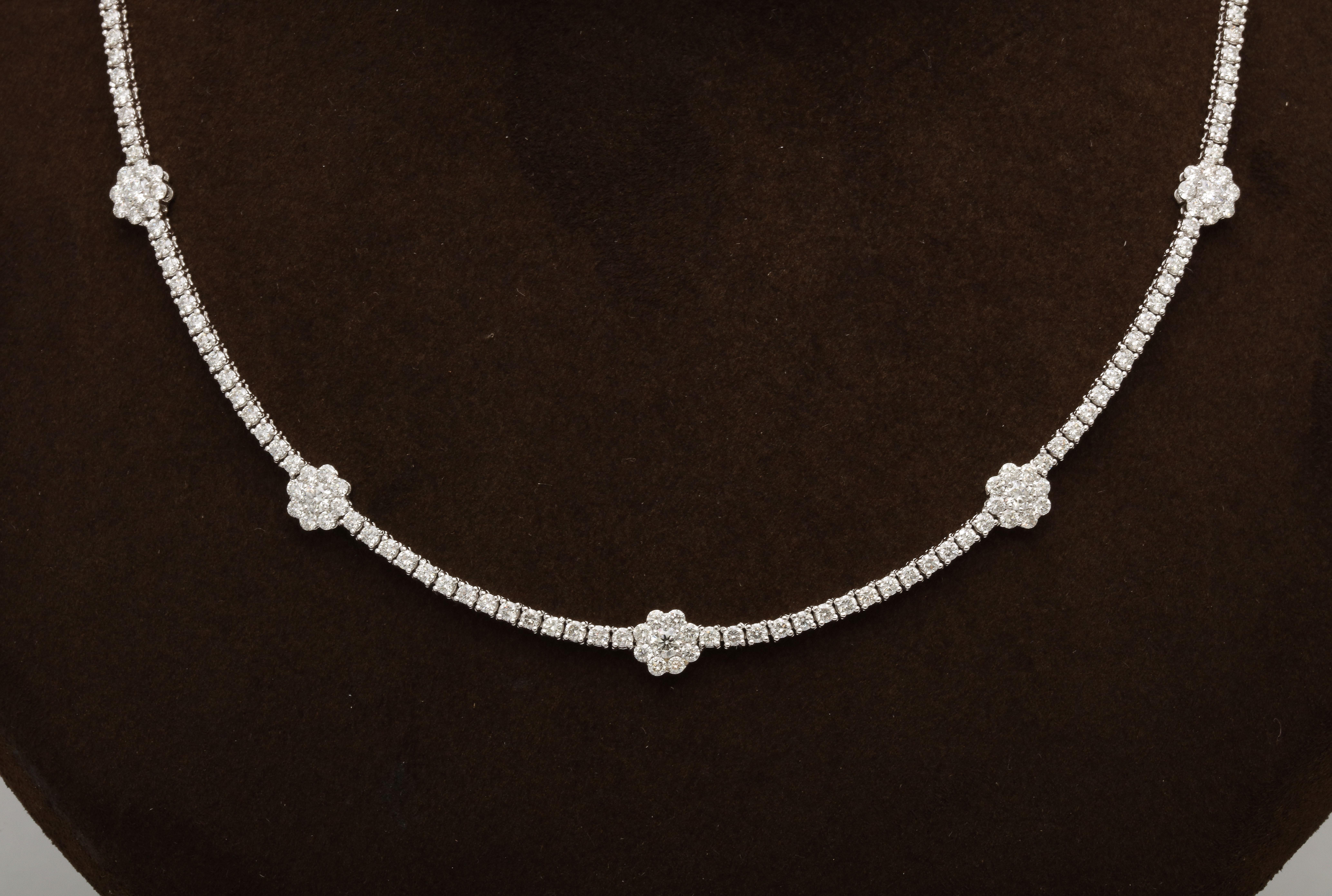 Blumen-Diamant-Tennis-Halskette  (Rundschliff) im Angebot