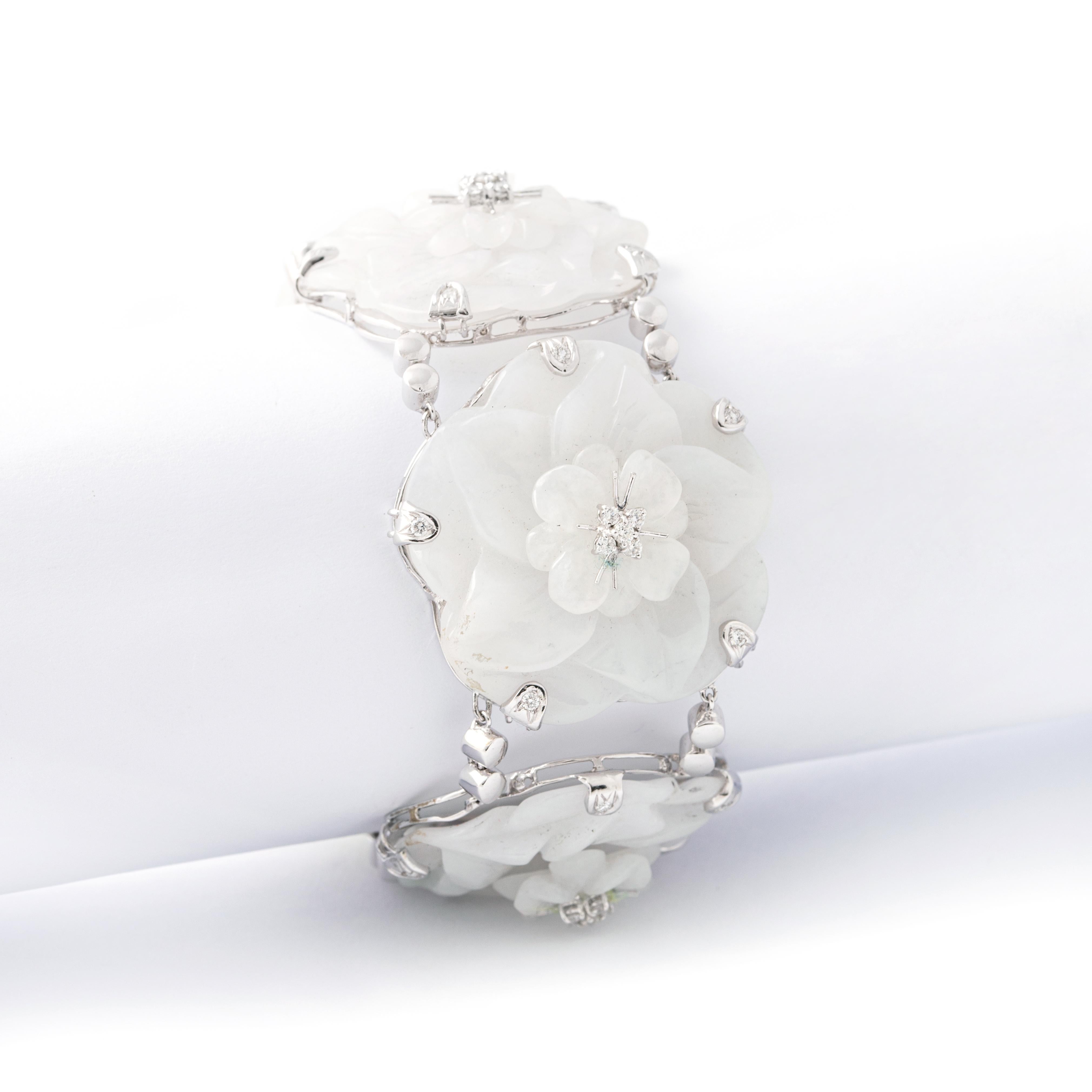 Flower Diamond, probably white jade (not tested) on white gold bracelet. Contemporary work.

Total length: approx. 19.00 centimeters.
Width: approx. 3.30 centimeters.
Total weight: 82.95 grams.