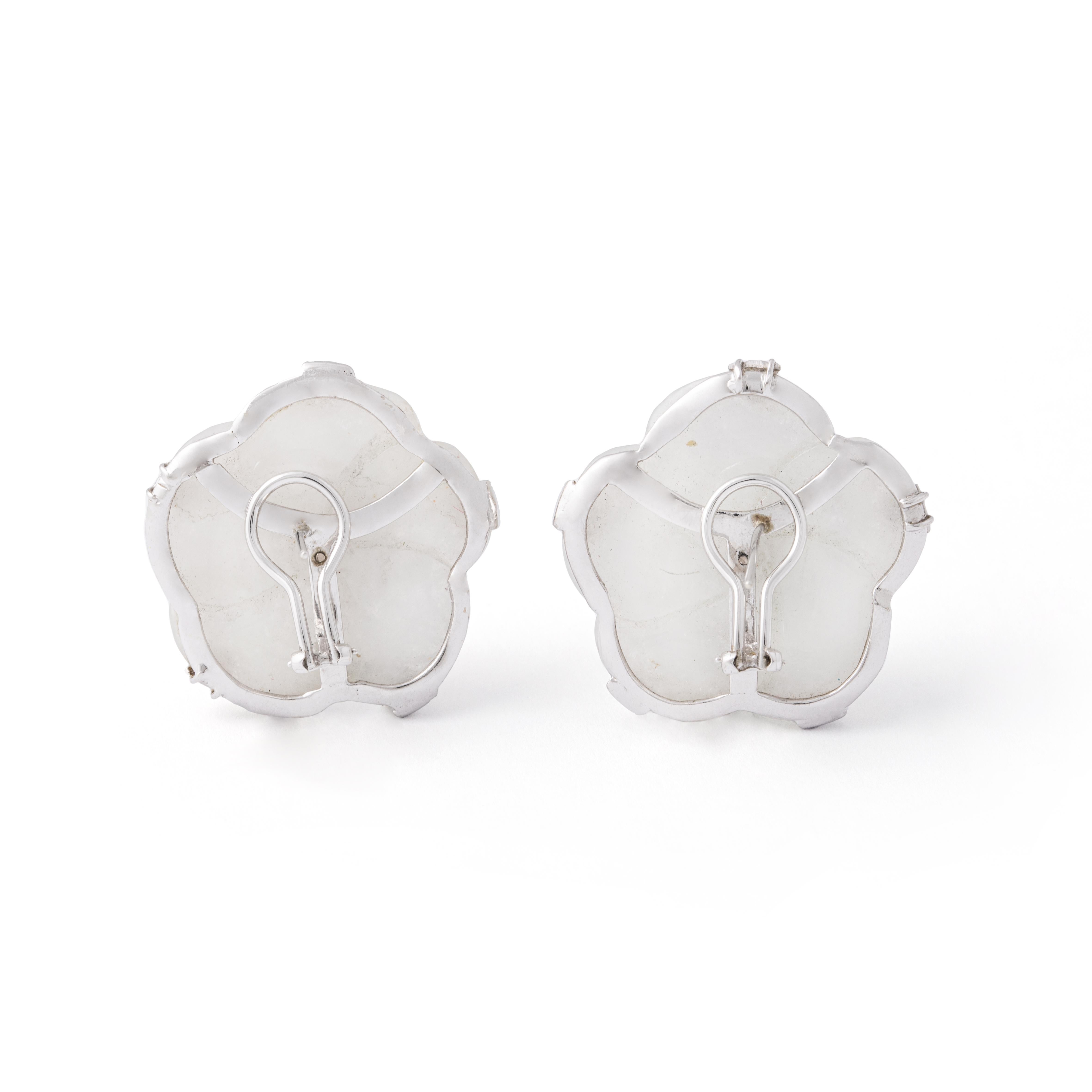 Flower Diamond, probably white jade (not tested) on white gold earrings. Contemporary work. 

Width: approx. 3.30 centimeters.
Total weight: 32.43 grams.
