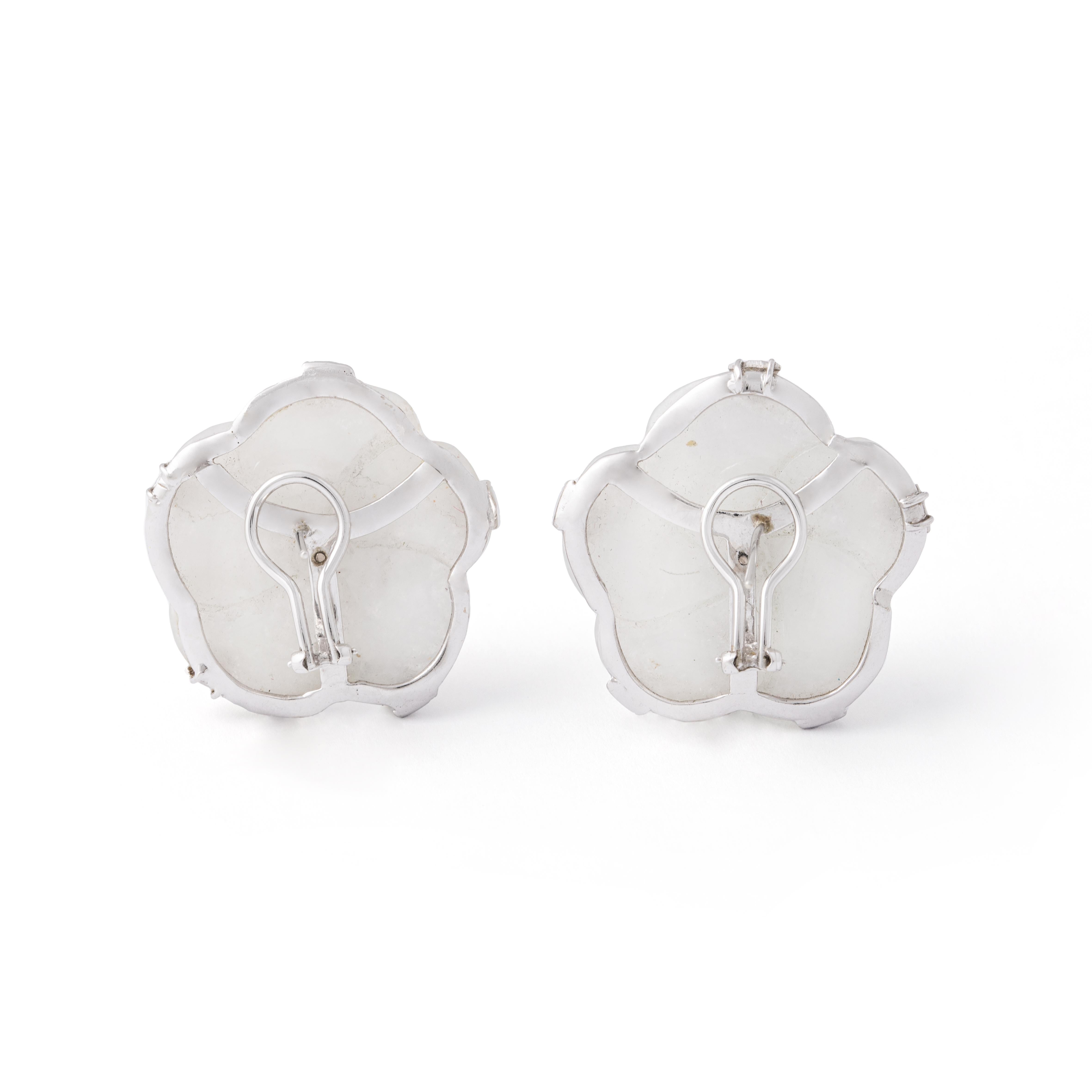 Diamante a fiore, probabilmente giada bianca (non testato) su orecchini in oro bianco. Lavori contemporanei. 

Larghezza: circa 3.30 centimetri.
Peso totale: 32,43 grammi.
