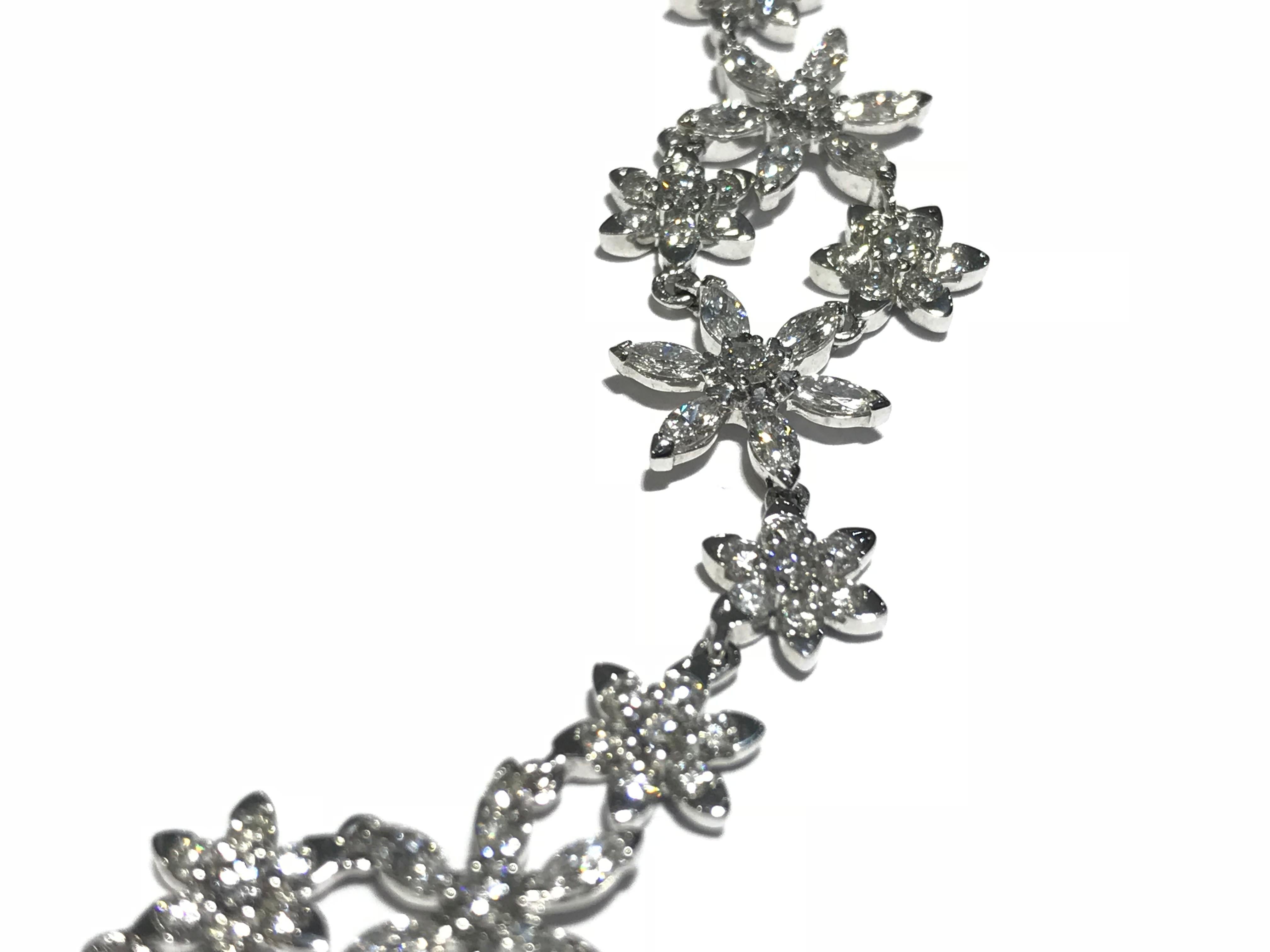 Round Cut Flower Diamonds Necklace Set in 18 Karat White Gold For Sale