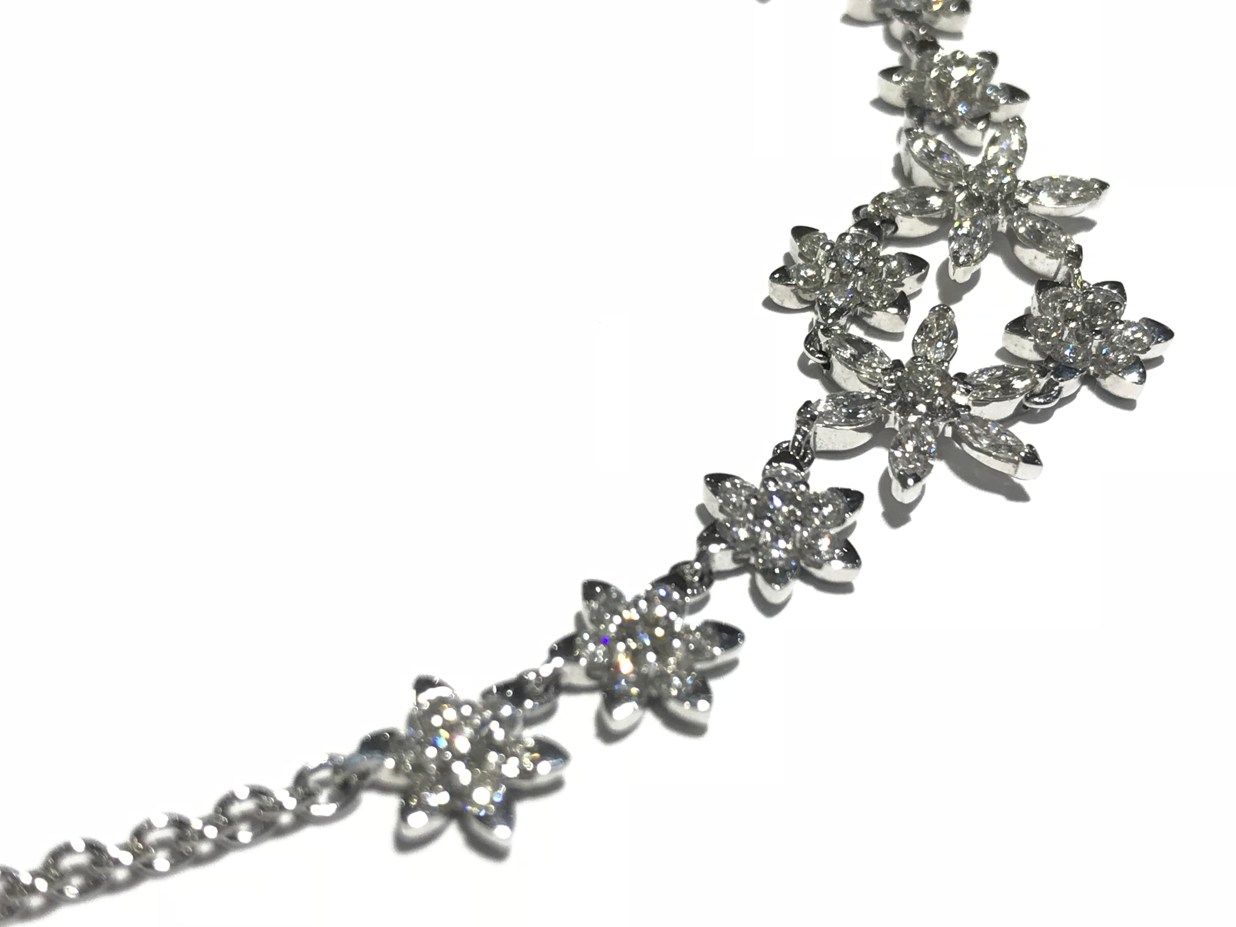 Flower Diamonds Necklace Set in 18 Karat White Gold In New Condition For Sale In Toronto, Ontario