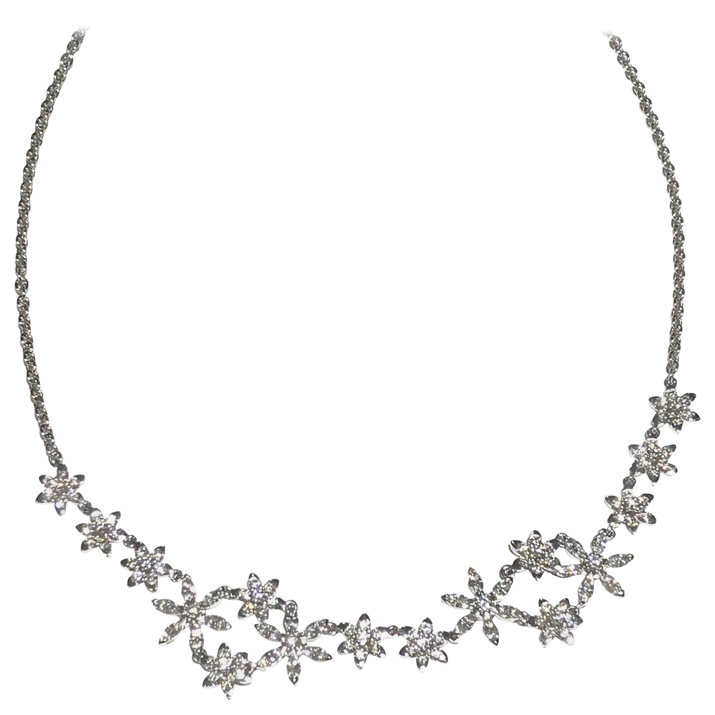 Flower Diamonds Necklace Set in 18 Karat White Gold For Sale