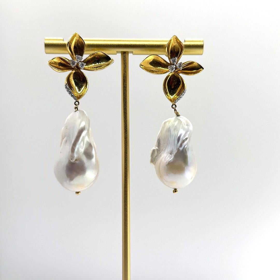 flower earring with diamond In Excellent Condition For Sale In New York, NY