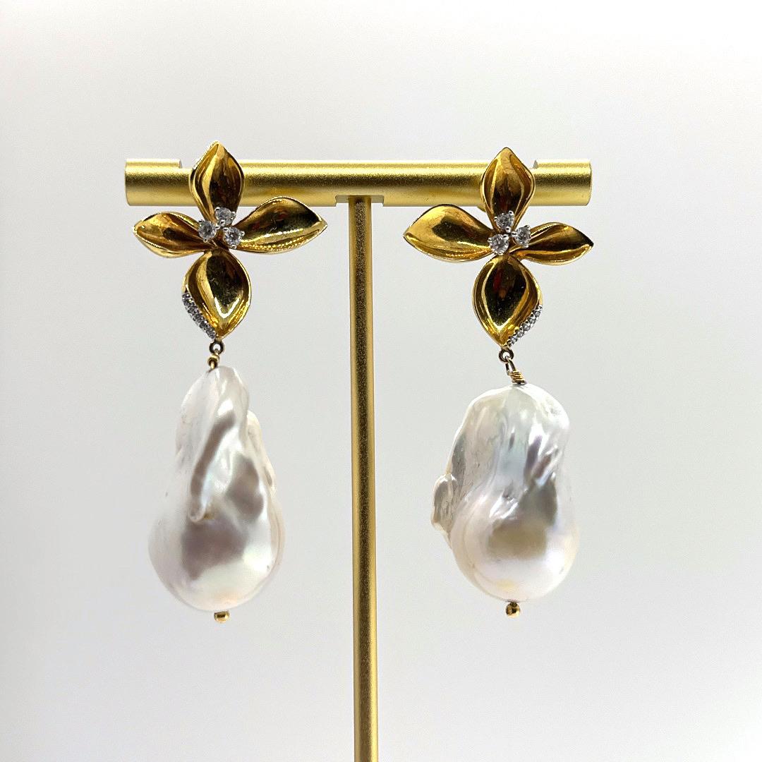 Women's or Men's flower earring with diamond For Sale
