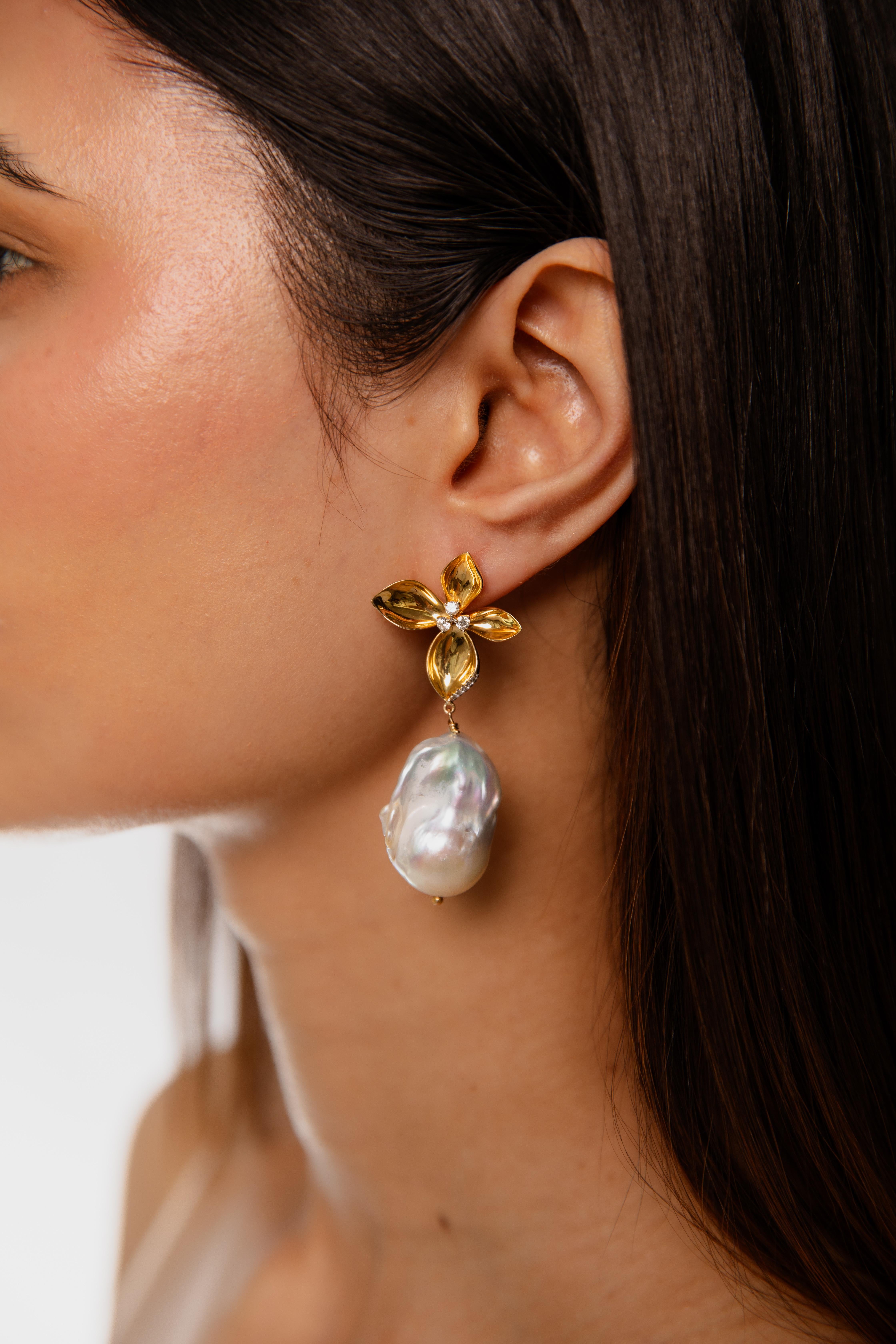 Women's or Men's flower earring with diamond For Sale
